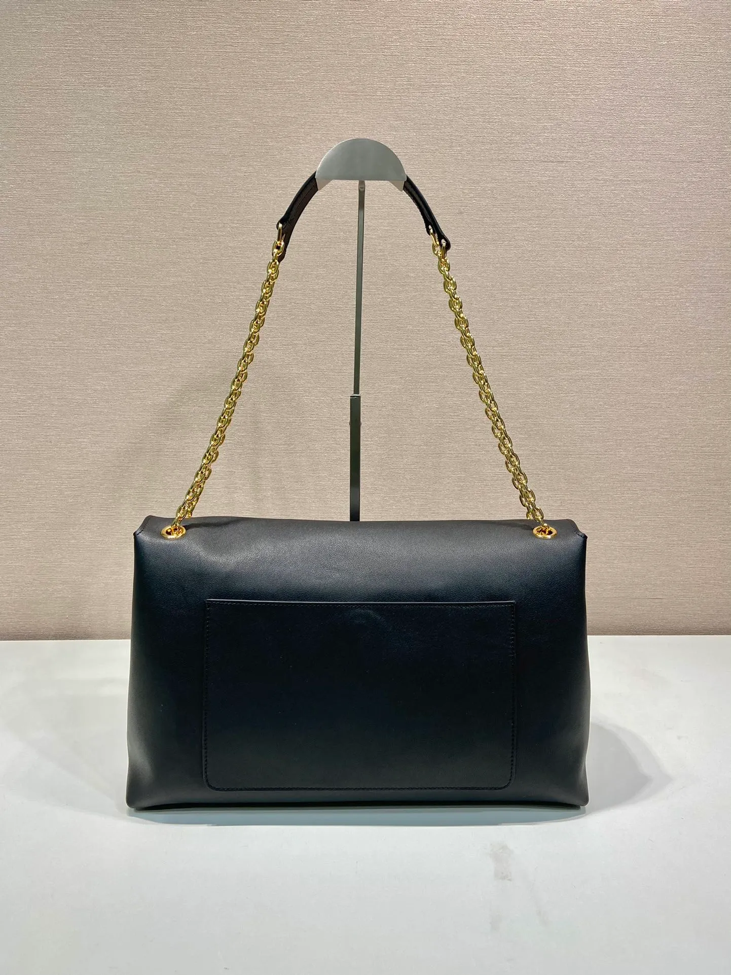 💰2000🎉New product🎉1BD368 women's model🎉🎉 This new women's bag is made of imported calfskin with imported lambskin inside. With a flip-top design, the iron strap can be lengthened or shortened, and can be carried on the shoulder or across the body. It can be exchanged on different occasions, the space is large, and the upper body effect is very beautiful👍👍Hurry up and get it, it is worth owning. 👏👏 Length 38x Height 23x Bottom 12cm👏👏👏🎉🎉🎉