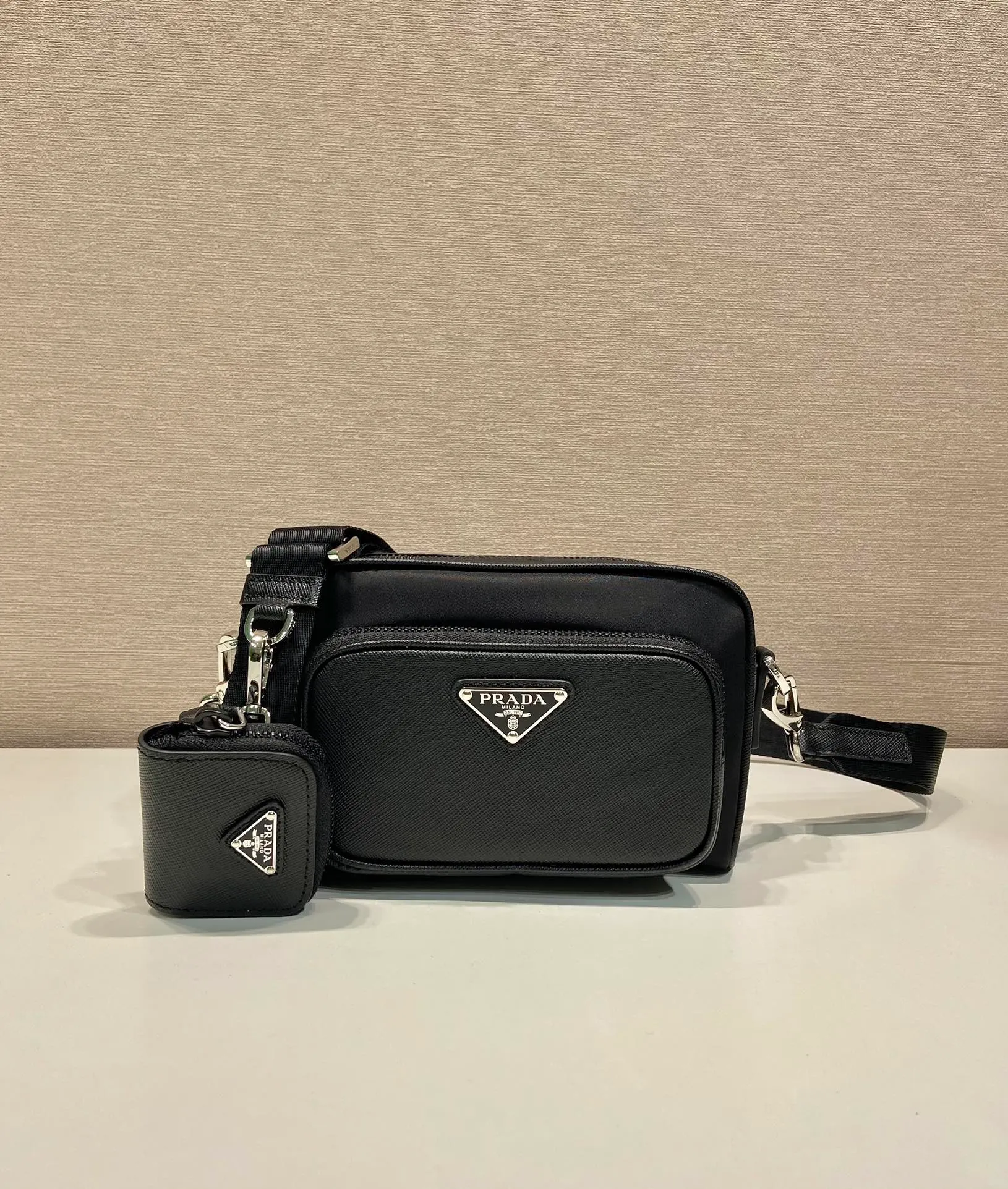 💰1120🎉New Product🎉2VH172/Cross Pattern🎉🎉 This shoulder bag is made of Re-Nylon and cross pattern cowhide, integrating contemporary design and functional innovative recycled nylon fabric. The style is versatile and features a practical zippered exterior pocket, adjustable shoulder strap and removable mini pouch. Fashionable and practical, babies, hurry up and get it🎉🎉 Length 18x Height 11.5x Bottom 5cm🎉🎉🎉