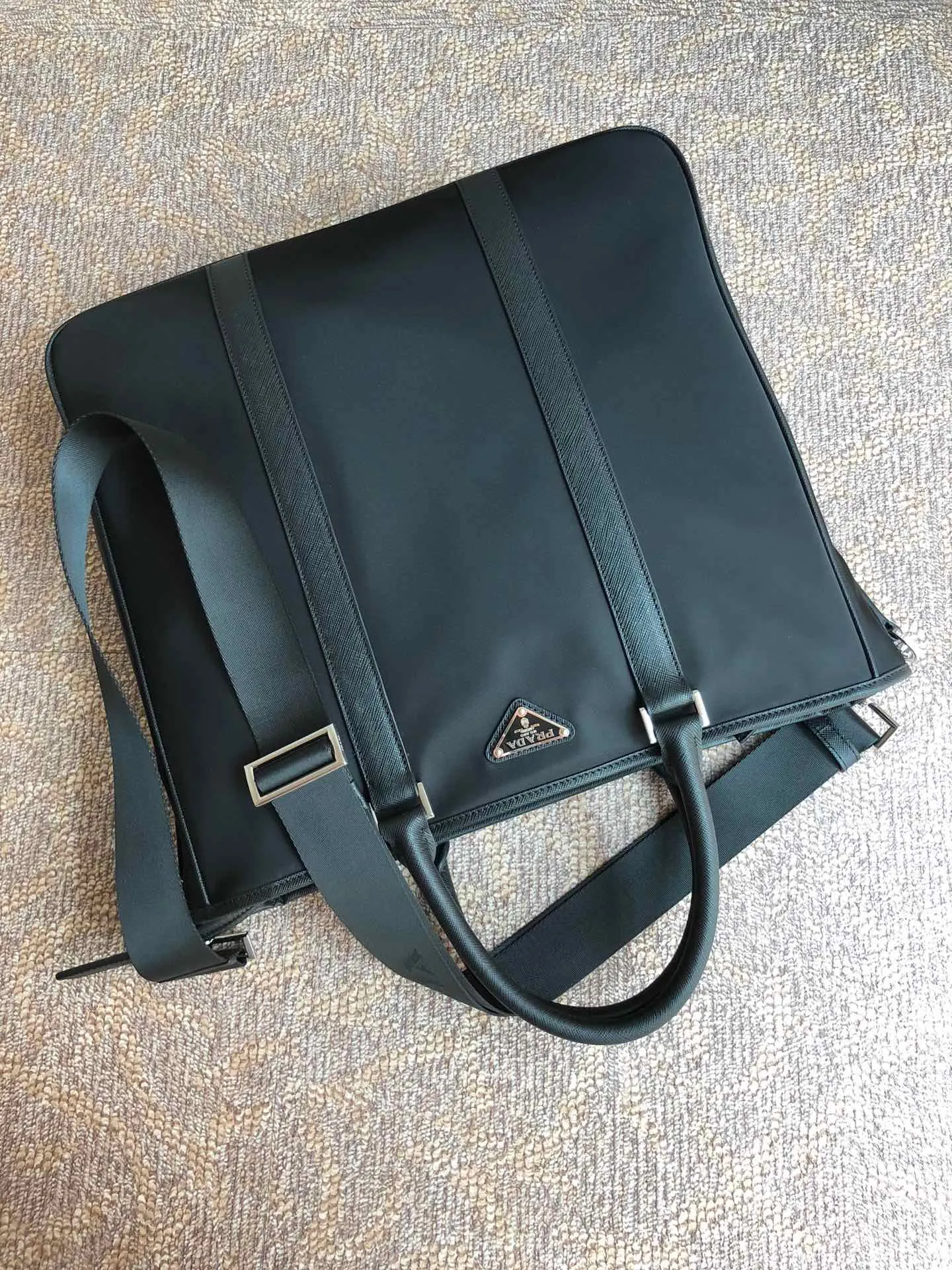 💰1260, new style🆕🆕, 2VG034 men's handbag, made of advanced nylon fabric/cross-grain cowhide🎉🎉, polished steel accessories, dark metal zipper, detachable and adjustable nylon shoulder strap, 165 OEM code, light and fashionable, a must-have for men, length 36x height 34x bottom 10cm.💪💪💪
