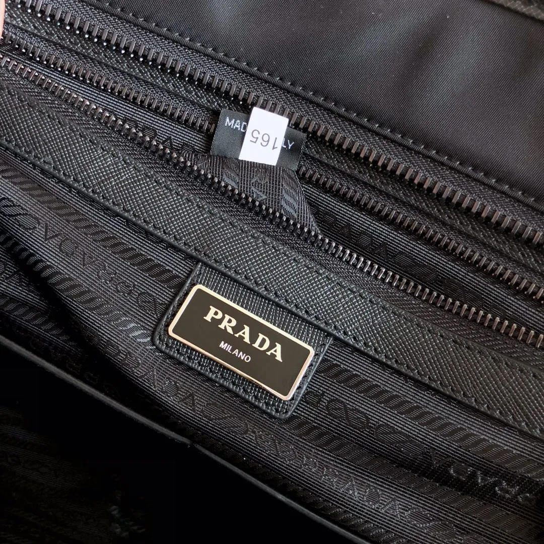 💰1260, new style🆕🆕, 2VG034 men's handbag, made of advanced nylon fabric/cross-grain cowhide🎉🎉, polished steel accessories, dark metal zipper, detachable and adjustable nylon shoulder strap, 165 OEM code, light and fashionable, a must-have for men, length 36x height 34x bottom 10cm.💪💪💪