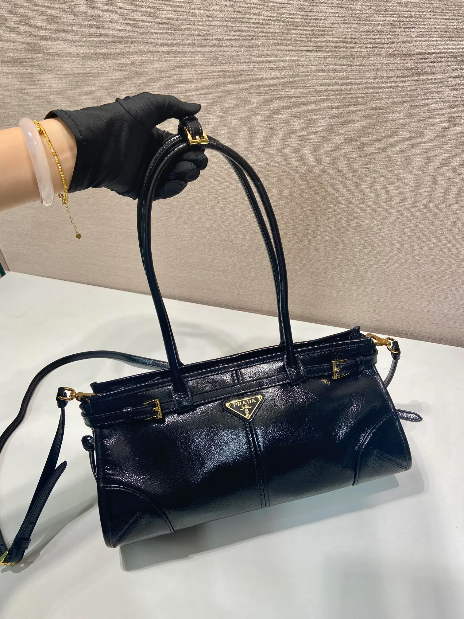 💰1840🎉LusSolf patent wrinkled leather🎉1BA426🎉🎉 This portable crossbody bag is made of imported patent wrinkled cowhide leather. The bright color exudes a classic atmosphere. It is equipped with a detachable and adjustable long shoulder strap, which is convenient for different occasions. It has a very large capacity and is easy to use. It is definitely a must-have for fashionistas. Hurry up and take this retro style handbag home! Length 32x Height 15.5x Bottom 12cm🎉🎉🎉👏👏👏