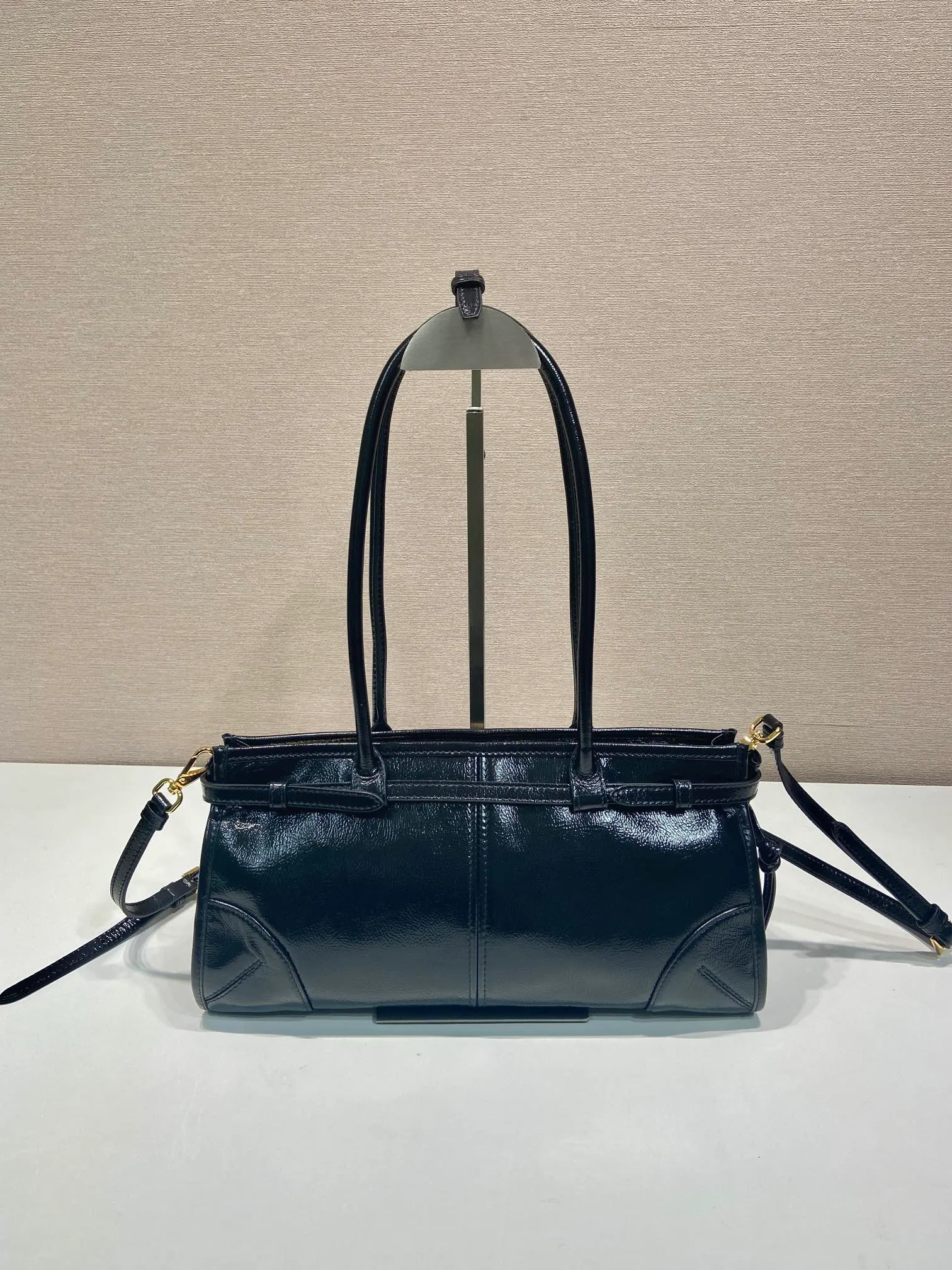 💰1840🎉LusSolf patent wrinkled leather🎉1BA426🎉🎉 This portable crossbody bag is made of imported patent wrinkled cowhide leather. The bright color exudes a classic atmosphere. It is equipped with a detachable and adjustable long shoulder strap, which is convenient for different occasions. It has a very large capacity and is easy to use. It is definitely a must-have for fashionistas. Hurry up and take this retro style handbag home! Length 32x Height 15.5x Bottom 12cm🎉🎉🎉👏👏👏