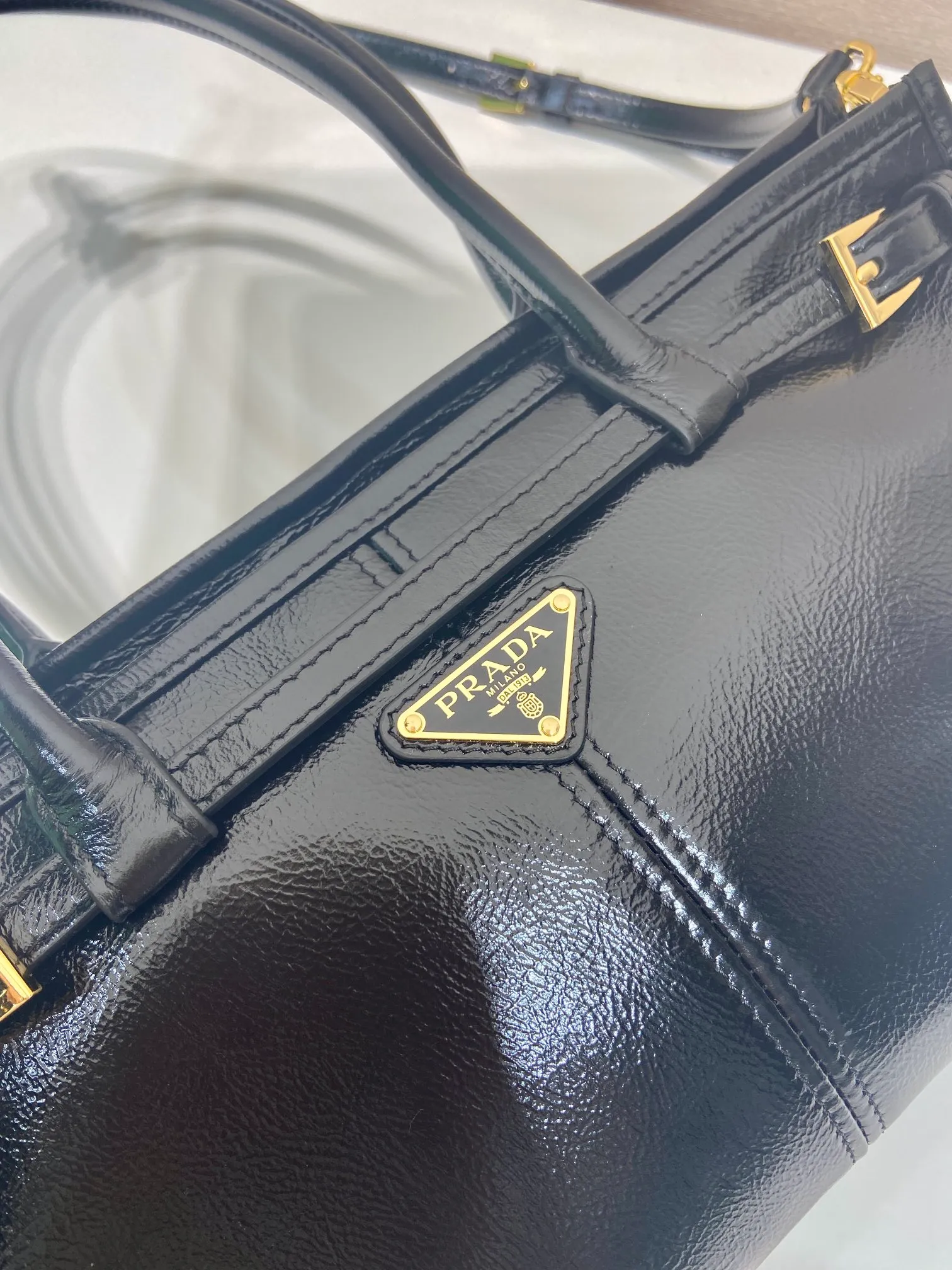 💰1840🎉LusSolf patent wrinkled leather🎉1BA426🎉🎉 This portable crossbody bag is made of imported patent wrinkled cowhide leather. The bright color exudes a classic atmosphere. It is equipped with a detachable and adjustable long shoulder strap, which is convenient for different occasions. It has a very large capacity and is easy to use. It is definitely a must-have for fashionistas. Hurry up and take this retro style handbag home! Length 32x Height 15.5x Bottom 12cm🎉🎉🎉👏👏👏