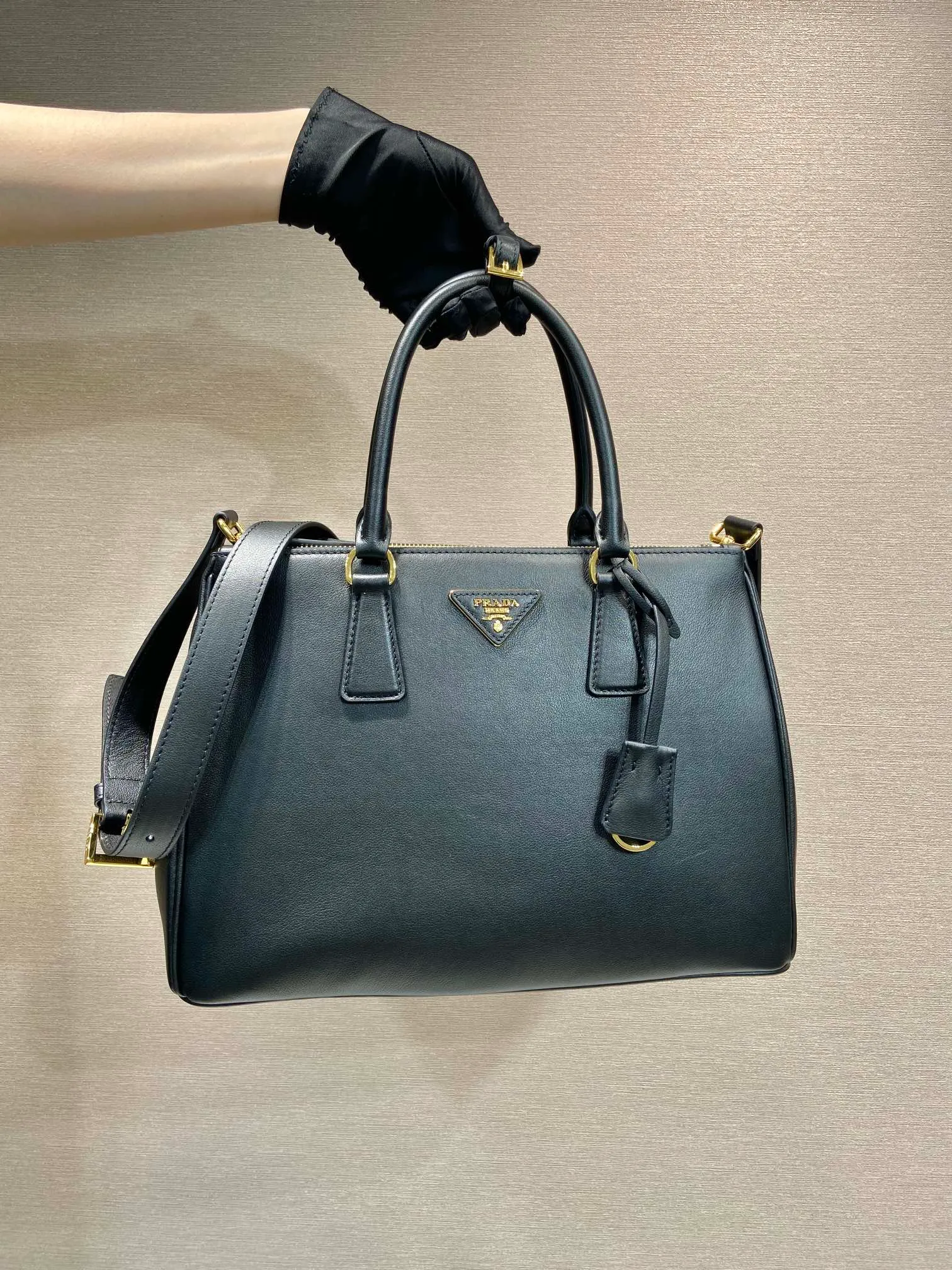 💰2040🎉New killer bag🎉1BA274 large plain style🎉🎉 This classic popular style is designed with new material calfskin and interior lambskin🎉🎉Featuring classic three compartments and gold metal hardware accessories, Equipped with a detachable calfskin long shoulder strap, it can be carried by hand or shoulder. It is practical and fashionable. Baby, hurry up and get it🎉🎉 Length 32x Height 22.5x Bottom 13.5cm🎉🎉🎉💰💰💰