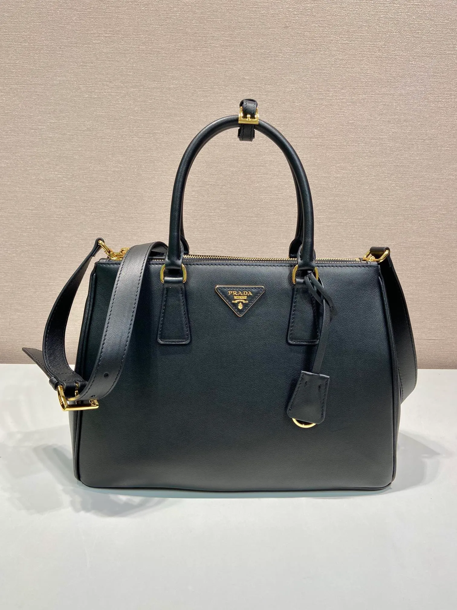 💰2040🎉New killer bag🎉1BA274 large plain style🎉🎉 This classic popular style is designed with new material calfskin and interior lambskin🎉🎉Featuring classic three compartments and gold metal hardware accessories, Equipped with a detachable calfskin long shoulder strap, it can be carried by hand or shoulder. It is practical and fashionable. Baby, hurry up and get it🎉🎉 Length 32x Height 22.5x Bottom 13.5cm🎉🎉🎉💰💰💰