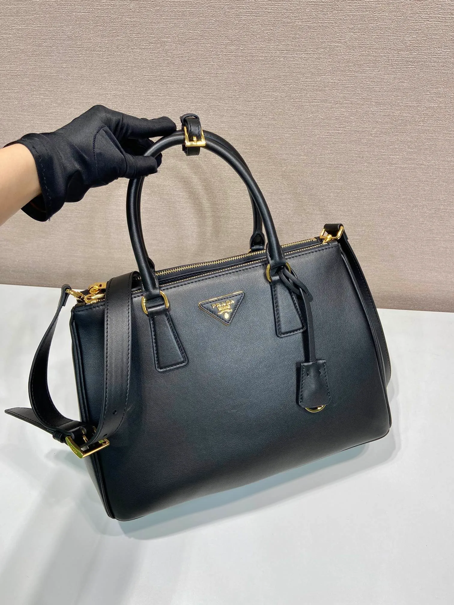 💰2040🎉New killer bag🎉1BA274 large plain style🎉🎉 This classic popular style is designed with new material calfskin and interior lambskin🎉🎉Featuring classic three compartments and gold metal hardware accessories, Equipped with a detachable calfskin long shoulder strap, it can be carried by hand or shoulder. It is practical and fashionable. Baby, hurry up and get it🎉🎉 Length 32x Height 22.5x Bottom 13.5cm🎉🎉🎉💰💰💰