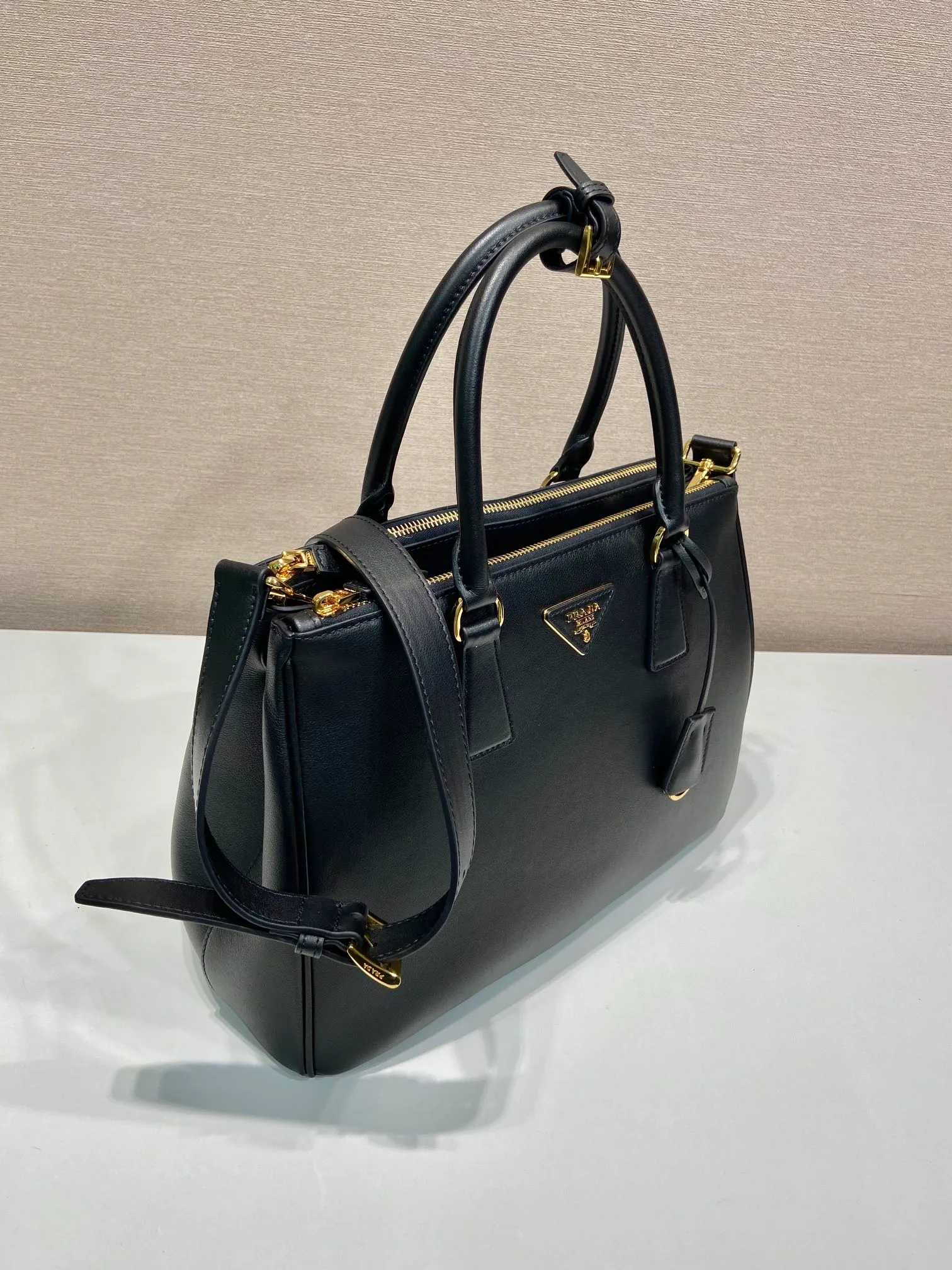 💰2040🎉New killer bag🎉1BA274 large plain style🎉🎉 This classic popular style is designed with new material calfskin and interior lambskin🎉🎉Featuring classic three compartments and gold metal hardware accessories, Equipped with a detachable calfskin long shoulder strap, it can be carried by hand or shoulder. It is practical and fashionable. Baby, hurry up and get it🎉🎉 Length 32x Height 22.5x Bottom 13.5cm🎉🎉🎉💰💰💰