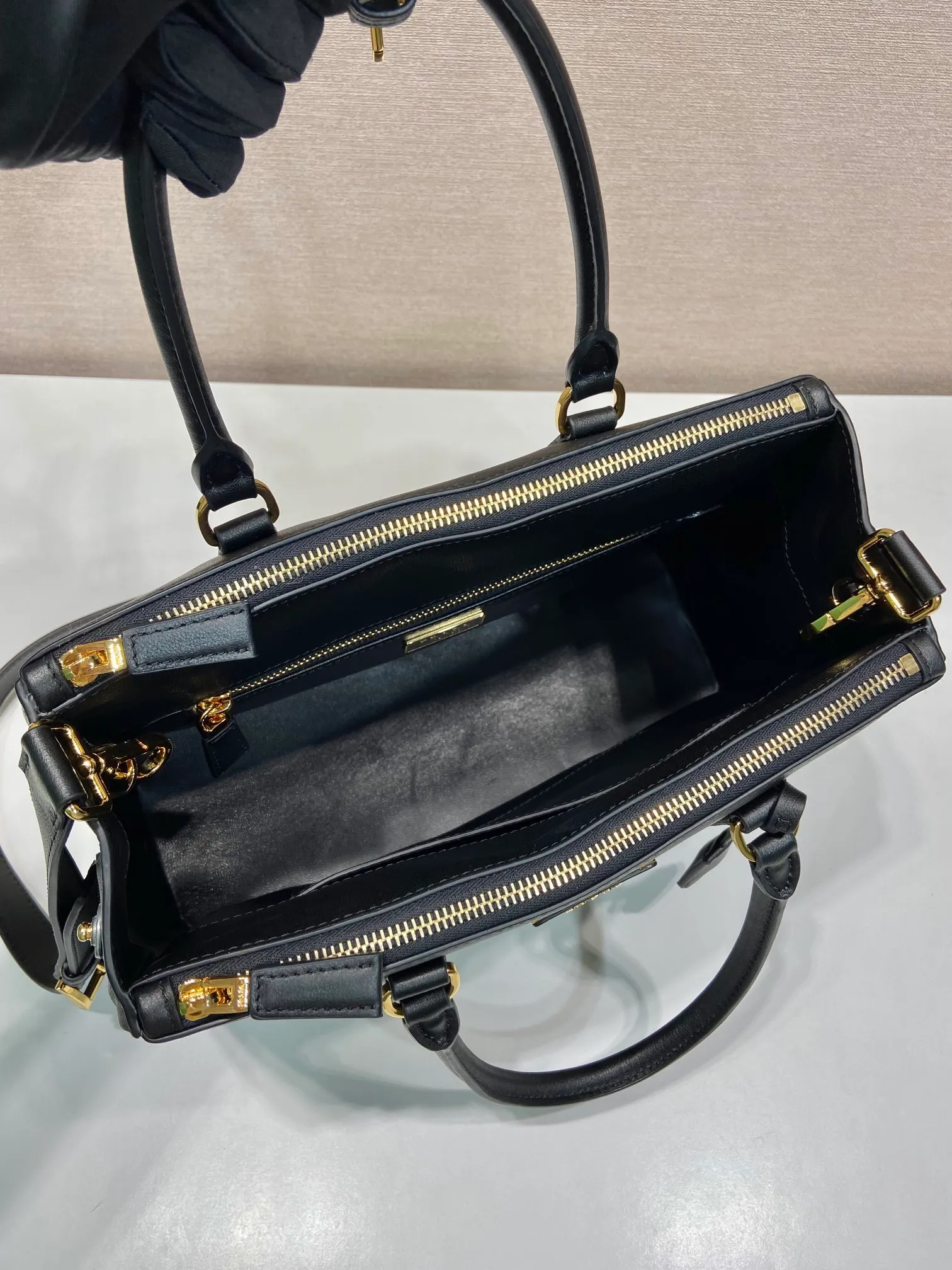 💰2040🎉New killer bag🎉1BA274 large plain style🎉🎉 This classic popular style is designed with new material calfskin and interior lambskin🎉🎉Featuring classic three compartments and gold metal hardware accessories, Equipped with a detachable calfskin long shoulder strap, it can be carried by hand or shoulder. It is practical and fashionable. Baby, hurry up and get it🎉🎉 Length 32x Height 22.5x Bottom 13.5cm🎉🎉🎉💰💰💰