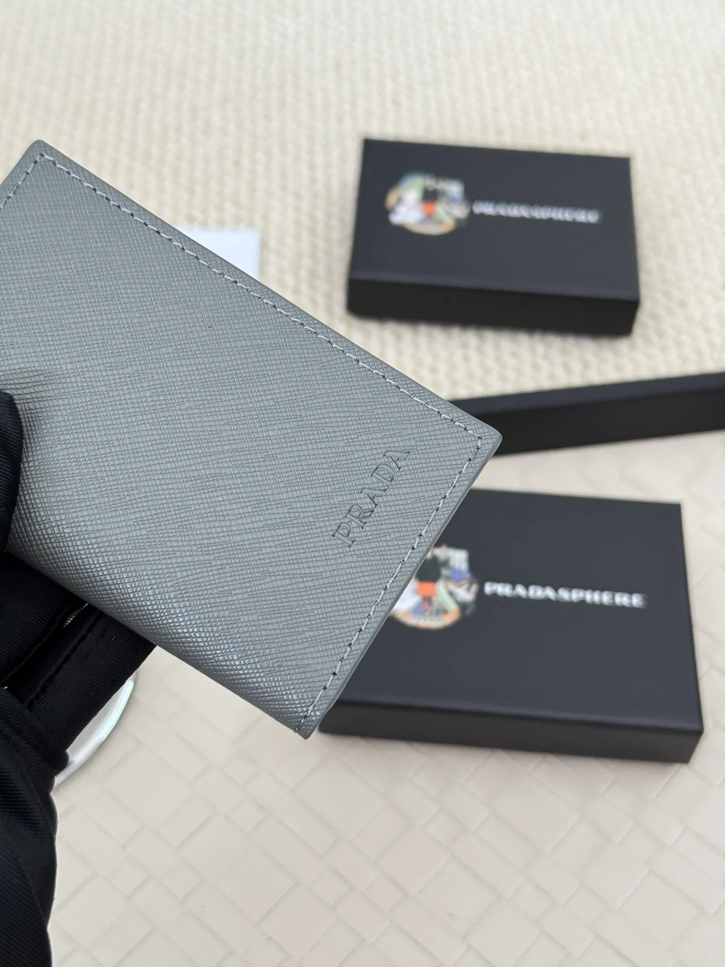 💰120 prada cross pattern unisex card holder, can be placed in pockets, bags, and can be held in hand, made of cross pattern imported calfskin, pocket card holder, can hold change, 6 card slots, simple and elegant fashion trend. Model 2MC101, color as shown in the picture, size 11×7cm,