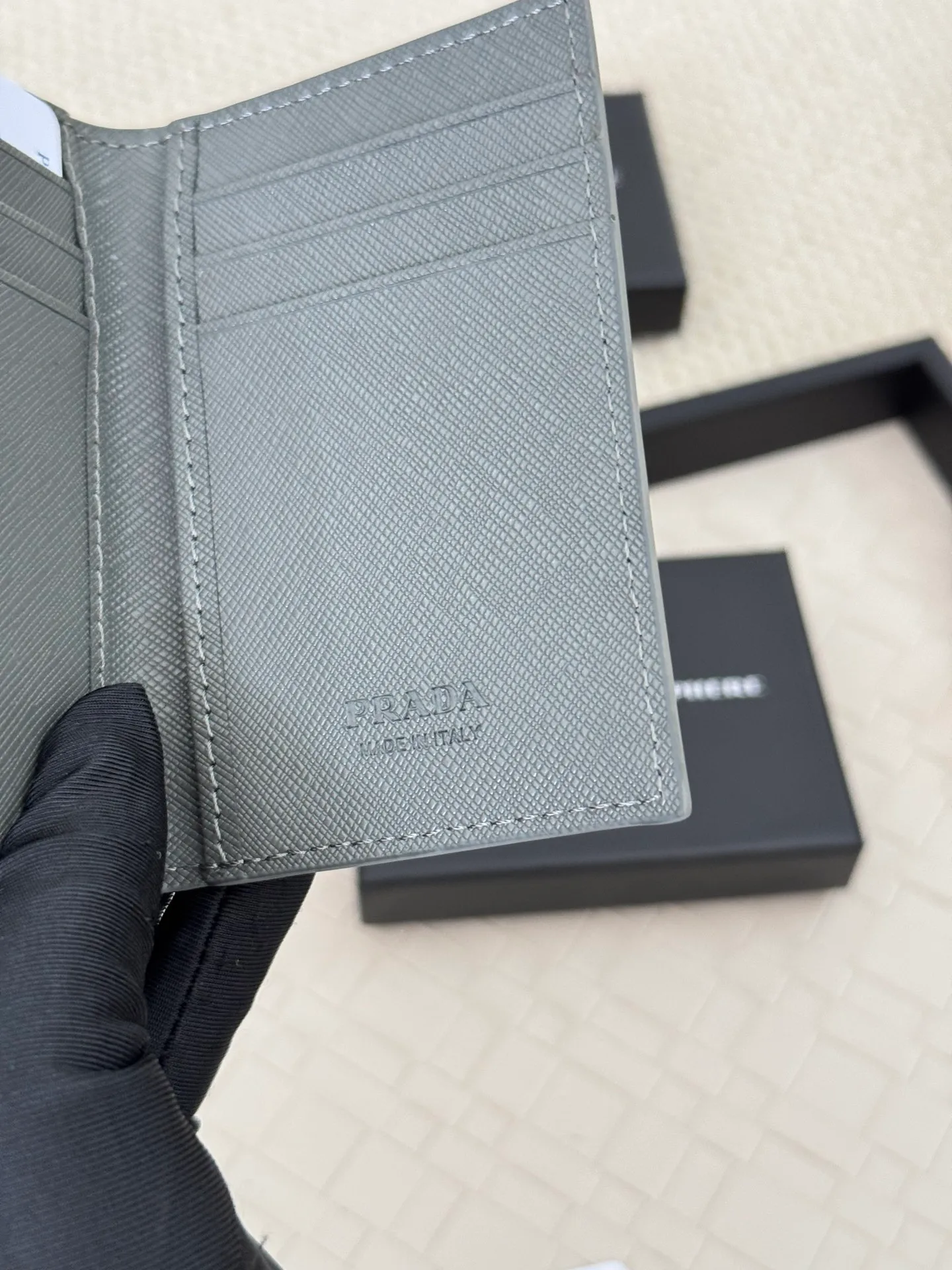 💰120 prada cross pattern unisex card holder, can be placed in pockets, bags, and can be held in hand, made of cross pattern imported calfskin, pocket card holder, can hold change, 6 card slots, simple and elegant fashion trend. Model 2MC101, color as shown in the picture, size 11×7cm,