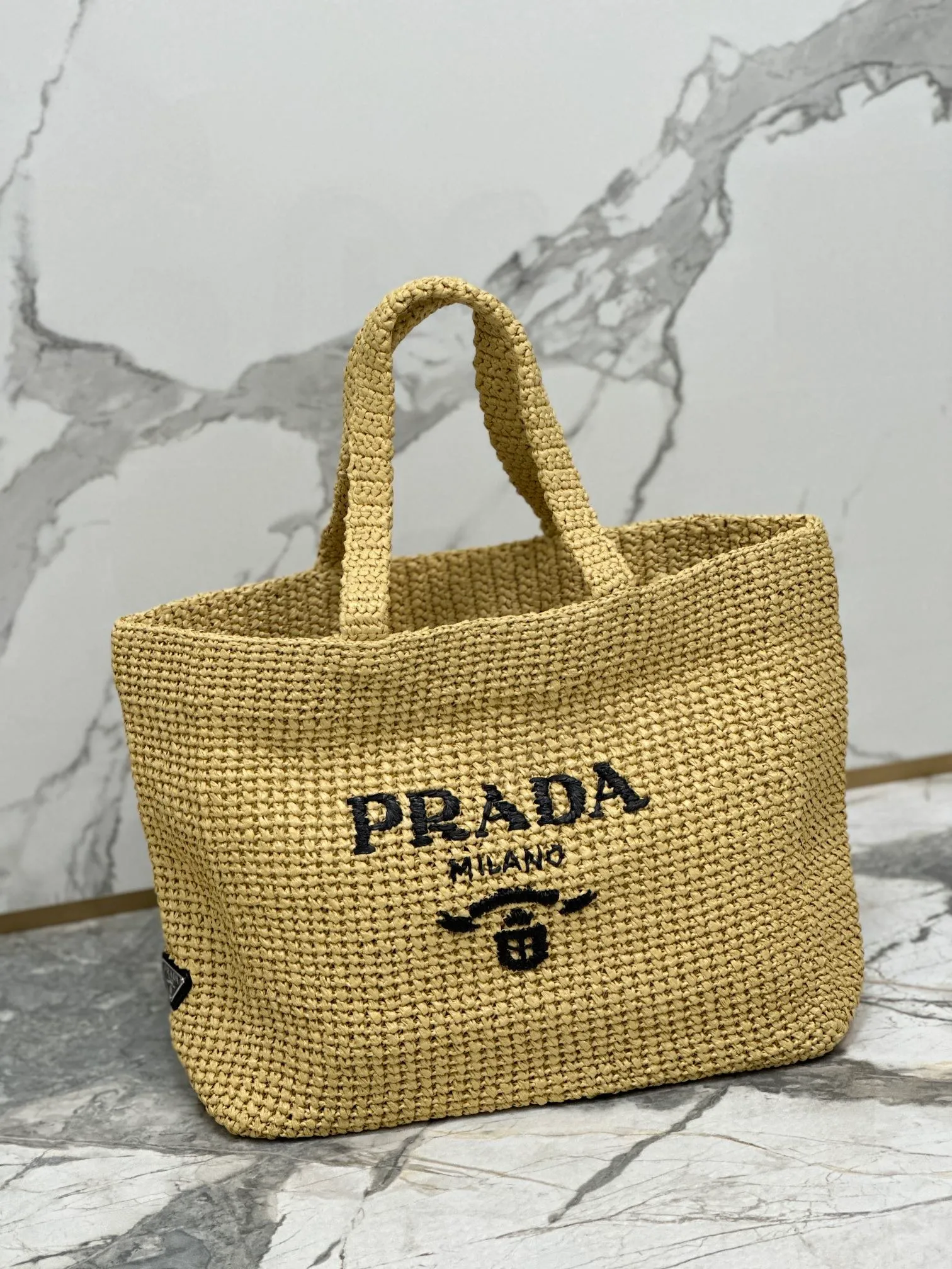 💰1900🌟Woven Tote Bag (Large Size) This tote bag is made of lightweight natural raffia fiber that is full of summer style. The soft deconstructed design gives the bag a unique modern charm. The iconic Prada lettering logo embroidery on the front subtly embellishes the silhouette. The striped pattern adds a contrasting element. So summery! Very versatile for everyday use. Size: length 40cm×height 34×width 15cm Style number: 1BG392
