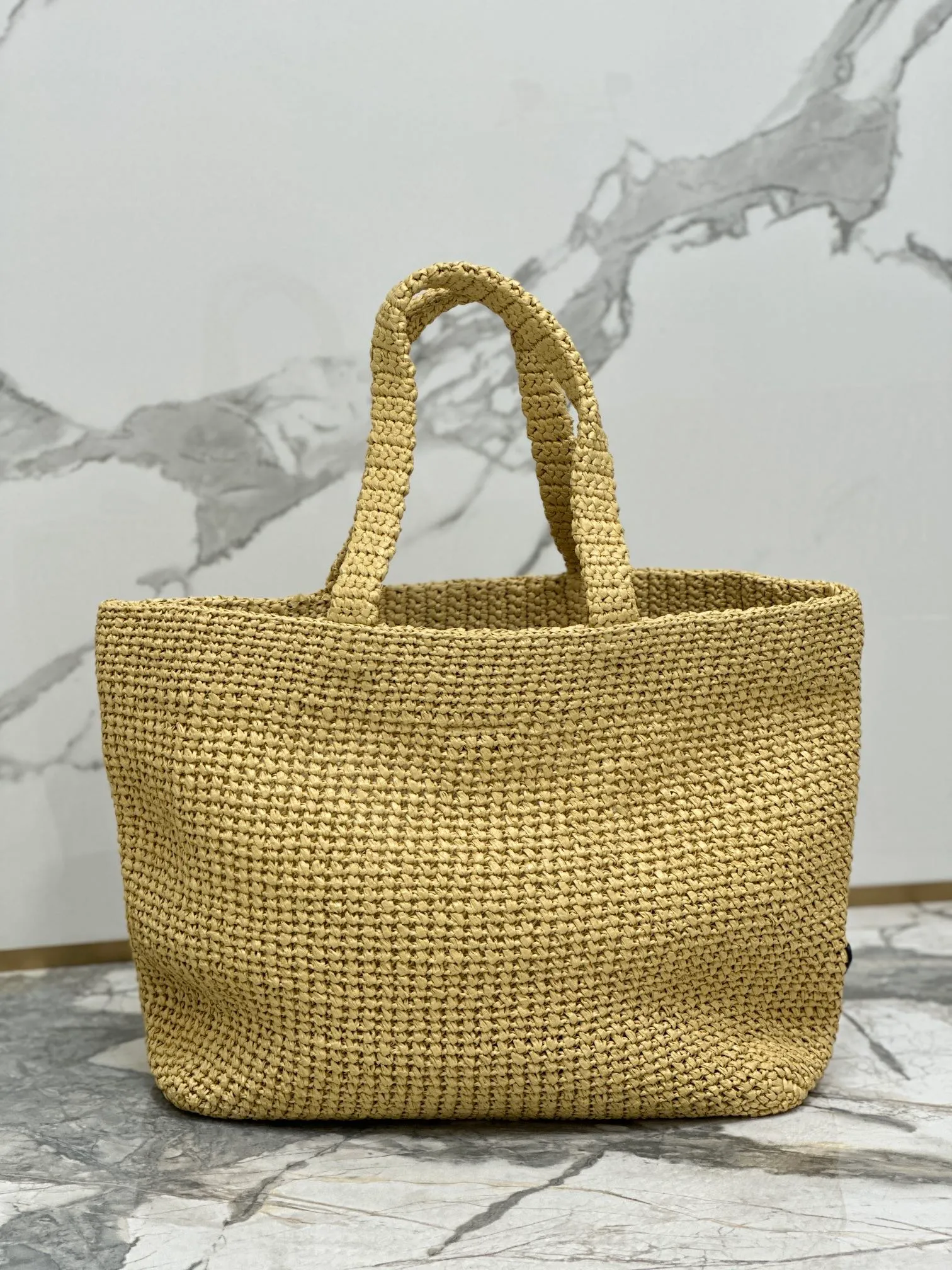 💰1900🌟Woven Tote Bag (Large Size) This tote bag is made of lightweight natural raffia fiber that is full of summer style. The soft deconstructed design gives the bag a unique modern charm. The iconic Prada lettering logo embroidery on the front subtly embellishes the silhouette. The striped pattern adds a contrasting element. So summery! Very versatile for everyday use. Size: length 40cm×height 34×width 15cm Style number: 1BG392