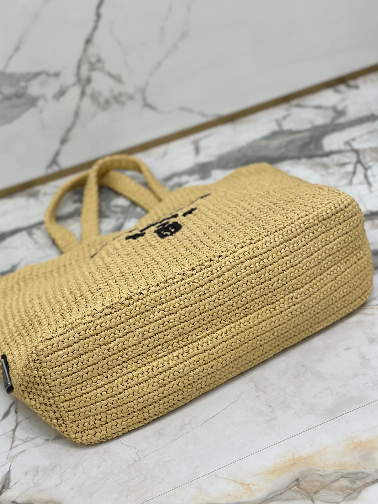 💰1900🌟Woven Tote Bag (Large Size) This tote bag is made of lightweight natural raffia fiber that is full of summer style. The soft deconstructed design gives the bag a unique modern charm. The iconic Prada lettering logo embroidery on the front subtly embellishes the silhouette. The striped pattern adds a contrasting element. So summery! Very versatile for everyday use. Size: length 40cm×height 34×width 15cm Style number: 1BG392