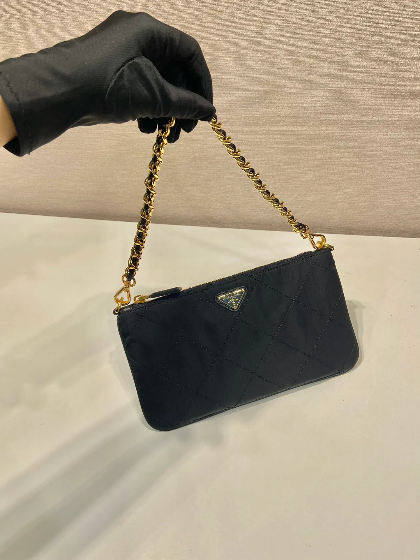 💰760🎉Embroidered Check Hobo🎉1Nl054 Underarm Bag🎉🎉 This underarm bag is made of regenerated nylon (Re-Nylon), which reflects a simple and elegant design. It is equipped with chain handles, decorated with same-color sewing grid lines, and enameled triangular metal logo. The upper body effect must be light and practical🎉🎉 Length 24.5x Height 14cm🎉🎉🎉👏👏👏