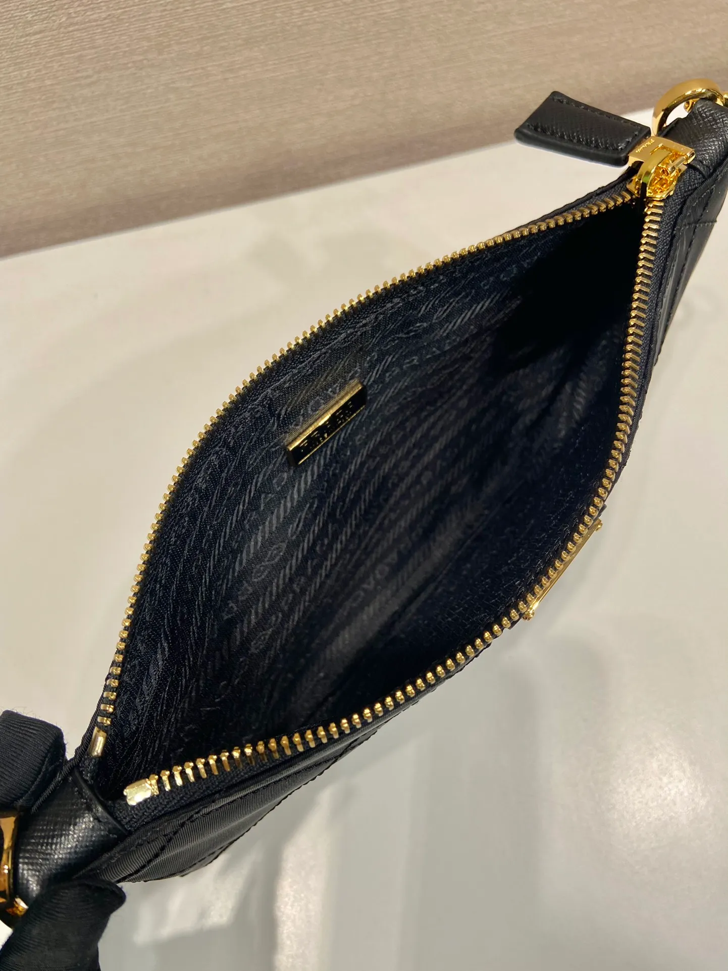 💰760🎉Embroidered Check Hobo🎉1Nl054 Underarm Bag🎉🎉 This underarm bag is made of regenerated nylon (Re-Nylon), which reflects a simple and elegant design. It is equipped with chain handles, decorated with same-color sewing grid lines, and enameled triangular metal logo. The upper body effect must be light and practical🎉🎉 Length 24.5x Height 14cm🎉🎉🎉👏👏👏