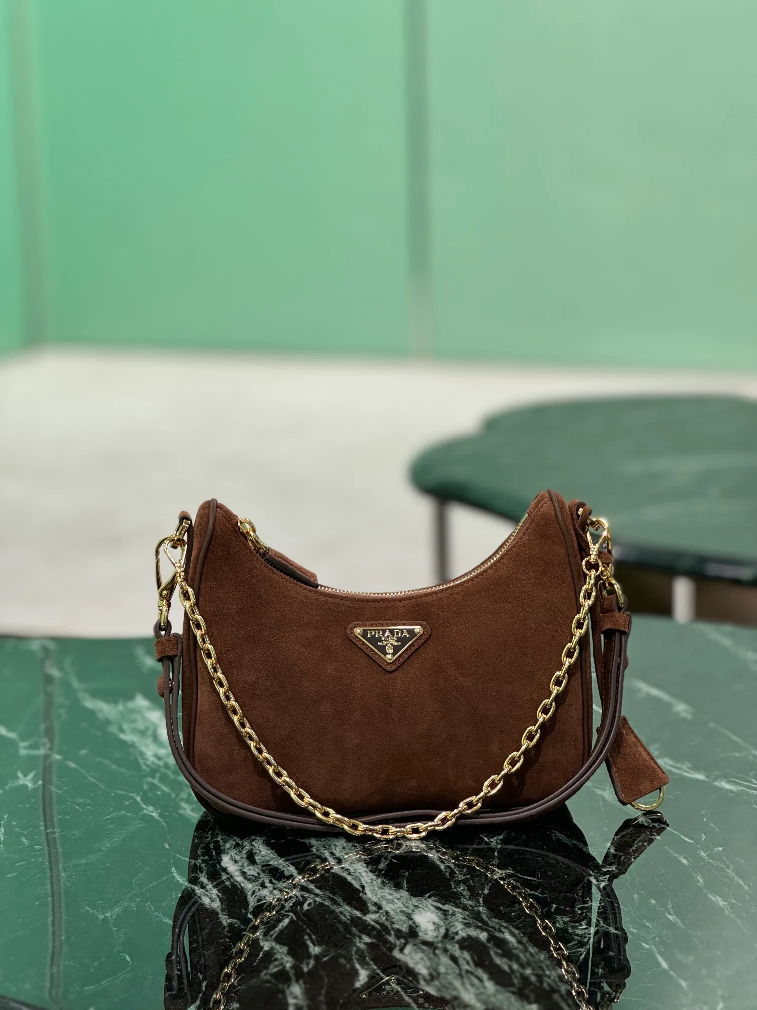 💰1300, suede Hobo armpit bag. The versatile and lightweight design has been popular in the fashion circle for many years. The retro-style Hobo bag directly on the shoulder is really very stylish. It always makes you doubt the magical fashion sense of the 1980s and 1990s. It can be switched between hand-held and one-shoulder 🕶 Nowadays, the popularity of the new version has only increased. It has added chain leather rope shoulder straps and adjustable length and short crossbody straps, and added a hangtag design to attract people’s attention. Gaǐ This is a new hobo that has doubled in value and is extremely hard to grab! Size: 22x18x6cm Style number: 1BC204
