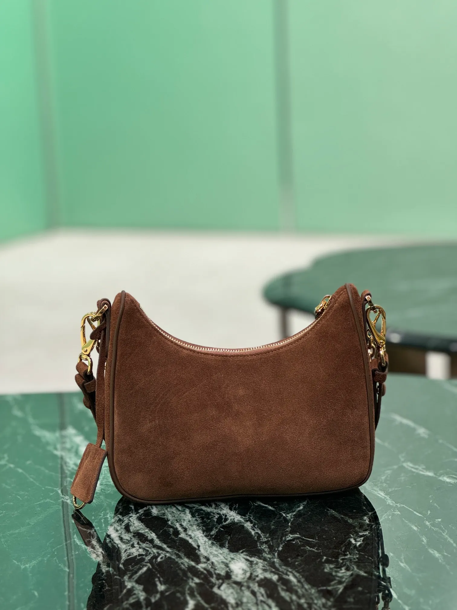💰1300, suede Hobo armpit bag. The versatile and lightweight design has been popular in the fashion circle for many years. The retro-style Hobo bag directly on the shoulder is really very stylish. It always makes you doubt the magical fashion sense of the 1980s and 1990s. It can be switched between hand-held and one-shoulder 🕶 Nowadays, the popularity of the new version has only increased. It has added chain leather rope shoulder straps and adjustable length and short crossbody straps, and added a hangtag design to attract people’s attention. Gaǐ This is a new hobo that has doubled in value and is extremely hard to grab! Size: 22x18x6cm Style number: 1BC204