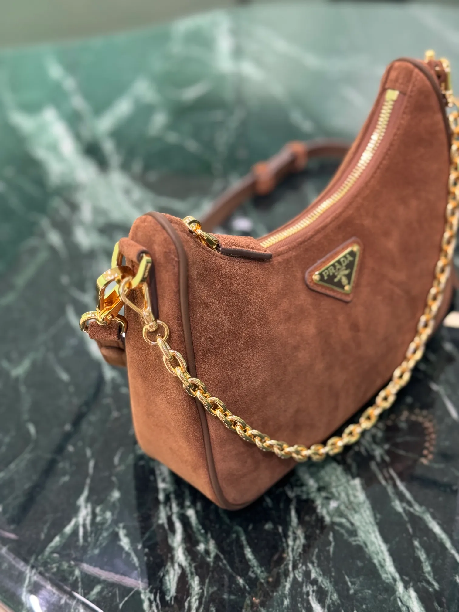 💰1300, suede Hobo armpit bag. The versatile and lightweight design has been popular in the fashion circle for many years. The retro-style Hobo bag directly on the shoulder is really very stylish. It always makes you doubt the magical fashion sense of the 1980s and 1990s. It can be switched between hand-held and one-shoulder 🕶 Nowadays, the popularity of the new version has only increased. It has added chain leather rope shoulder straps and adjustable length and short crossbody straps, and added a hangtag design to attract people’s attention. Gaǐ This is a new hobo that has doubled in value and is extremely hard to grab! Size: 22x18x6cm Style number: 1BC204