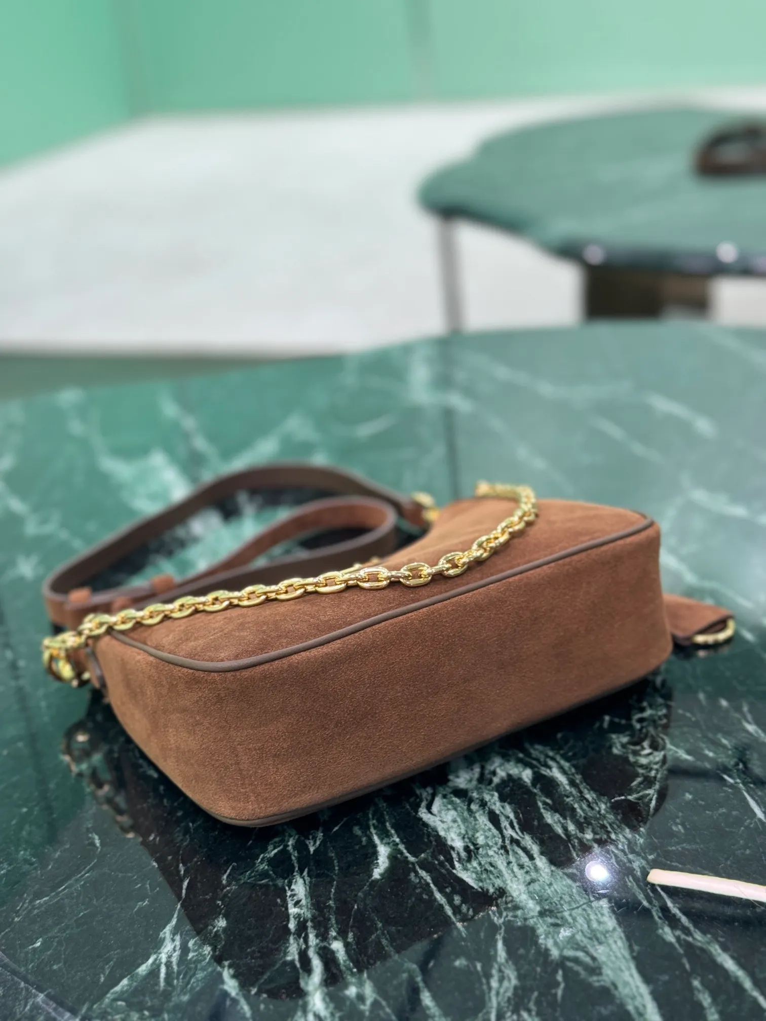 💰1300, suede Hobo armpit bag. The versatile and lightweight design has been popular in the fashion circle for many years. The retro-style Hobo bag directly on the shoulder is really very stylish. It always makes you doubt the magical fashion sense of the 1980s and 1990s. It can be switched between hand-held and one-shoulder 🕶 Nowadays, the popularity of the new version has only increased. It has added chain leather rope shoulder straps and adjustable length and short crossbody straps, and added a hangtag design to attract people’s attention. Gaǐ This is a new hobo that has doubled in value and is extremely hard to grab! Size: 22x18x6cm Style number: 1BC204