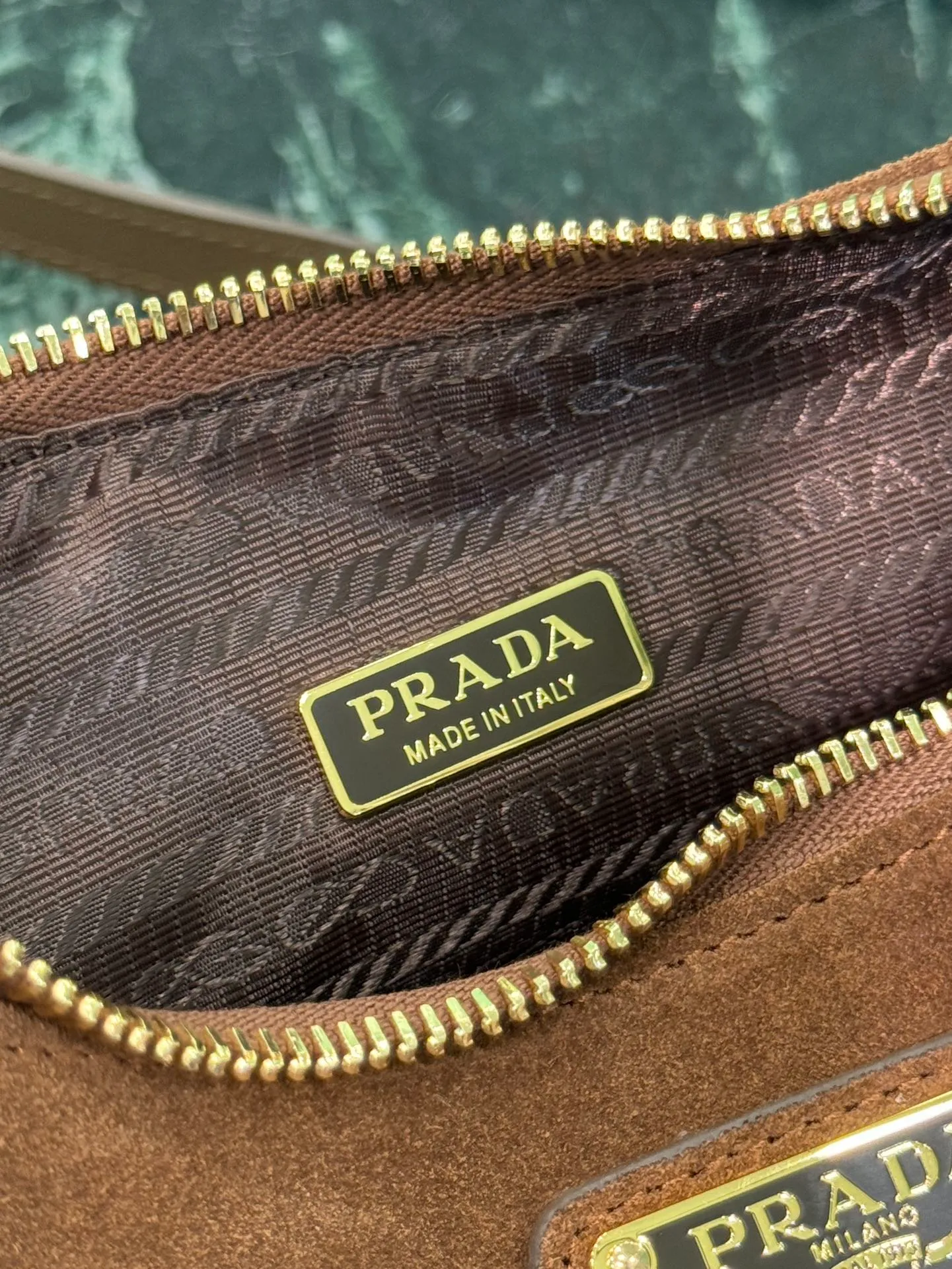 💰1300, suede Hobo armpit bag. The versatile and lightweight design has been popular in the fashion circle for many years. The retro-style Hobo bag directly on the shoulder is really very stylish. It always makes you doubt the magical fashion sense of the 1980s and 1990s. It can be switched between hand-held and one-shoulder 🕶 Nowadays, the popularity of the new version has only increased. It has added chain leather rope shoulder straps and adjustable length and short crossbody straps, and added a hangtag design to attract people’s attention. Gaǐ This is a new hobo that has doubled in value and is extremely hard to grab! Size: 22x18x6cm Style number: 1BC204