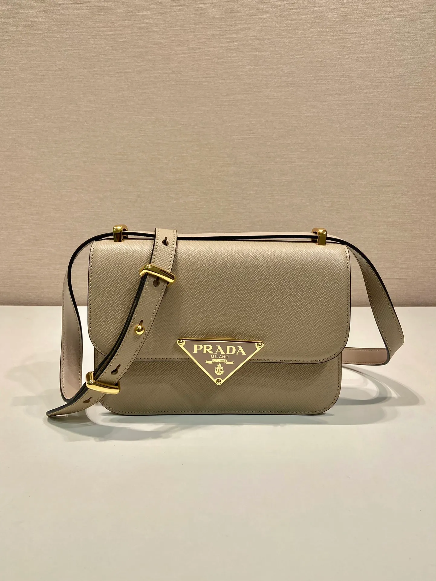 💰1500🎉New triangular rhombus stewardess bag🎉1BD320 upgrade board🎉🎉 This stewardess bag is made of imported calfskin, with a handmade triangular rhombus design. The long shoulder strap is adjustable and can be worn on one shoulder or crossbody. The front triangular metal closure. It has a large capacity, is simple and elegant, and is full of fashion. Babies, hurry up and get started. 🎉🎉 Length 22x Height 16x Bottom 6cm🎉🎉🎉👏👏👏