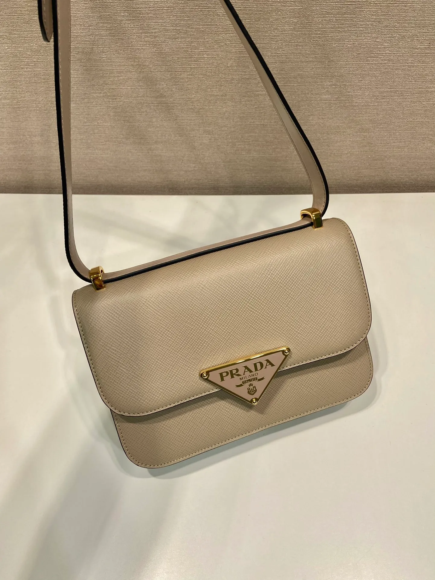 💰1500🎉New triangular rhombus stewardess bag🎉1BD320 upgrade board🎉🎉 This stewardess bag is made of imported calfskin, with a handmade triangular rhombus design. The long shoulder strap is adjustable and can be worn on one shoulder or crossbody. The front triangular metal closure. It has a large capacity, is simple and elegant, and is full of fashion. Babies, hurry up and get started. 🎉🎉 Length 22x Height 16x Bottom 6cm🎉🎉🎉👏👏👏