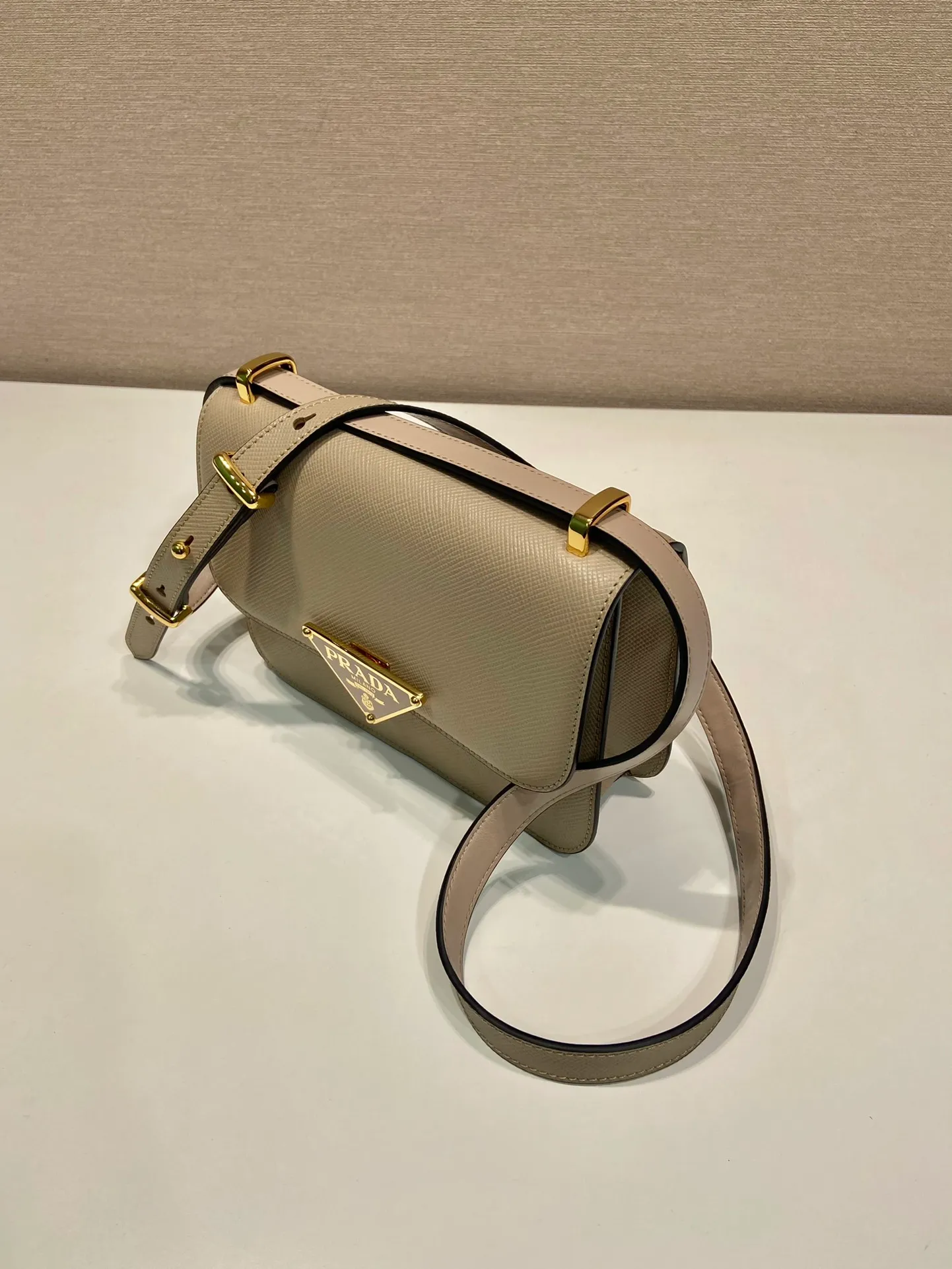 💰1500🎉New triangular rhombus stewardess bag🎉1BD320 upgrade board🎉🎉 This stewardess bag is made of imported calfskin, with a handmade triangular rhombus design. The long shoulder strap is adjustable and can be worn on one shoulder or crossbody. The front triangular metal closure. It has a large capacity, is simple and elegant, and is full of fashion. Babies, hurry up and get started. 🎉🎉 Length 22x Height 16x Bottom 6cm🎉🎉🎉👏👏👏