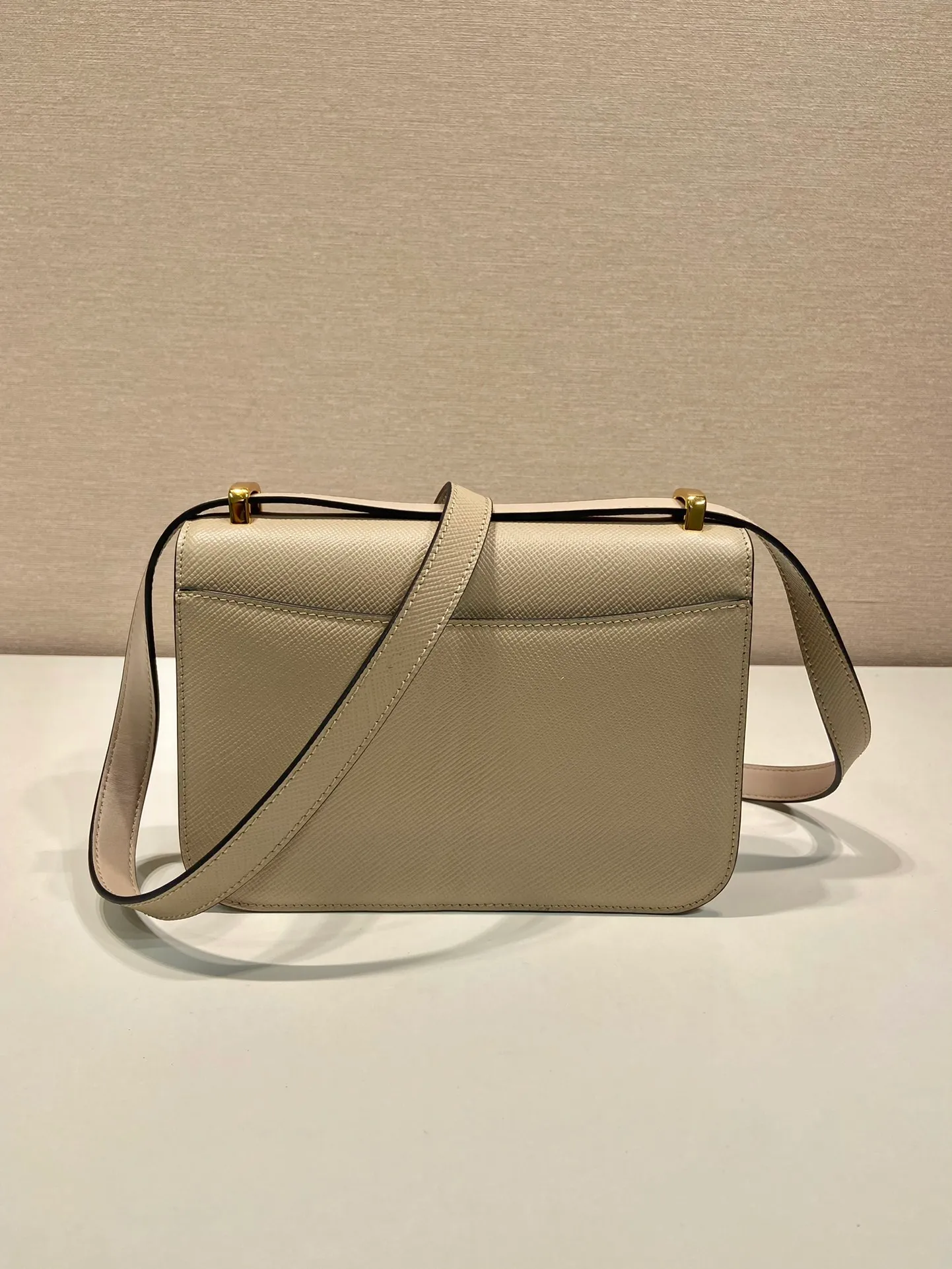 💰1500🎉New triangular rhombus stewardess bag🎉1BD320 upgrade board🎉🎉 This stewardess bag is made of imported calfskin, with a handmade triangular rhombus design. The long shoulder strap is adjustable and can be worn on one shoulder or crossbody. The front triangular metal closure. It has a large capacity, is simple and elegant, and is full of fashion. Babies, hurry up and get started. 🎉🎉 Length 22x Height 16x Bottom 6cm🎉🎉🎉👏👏👏