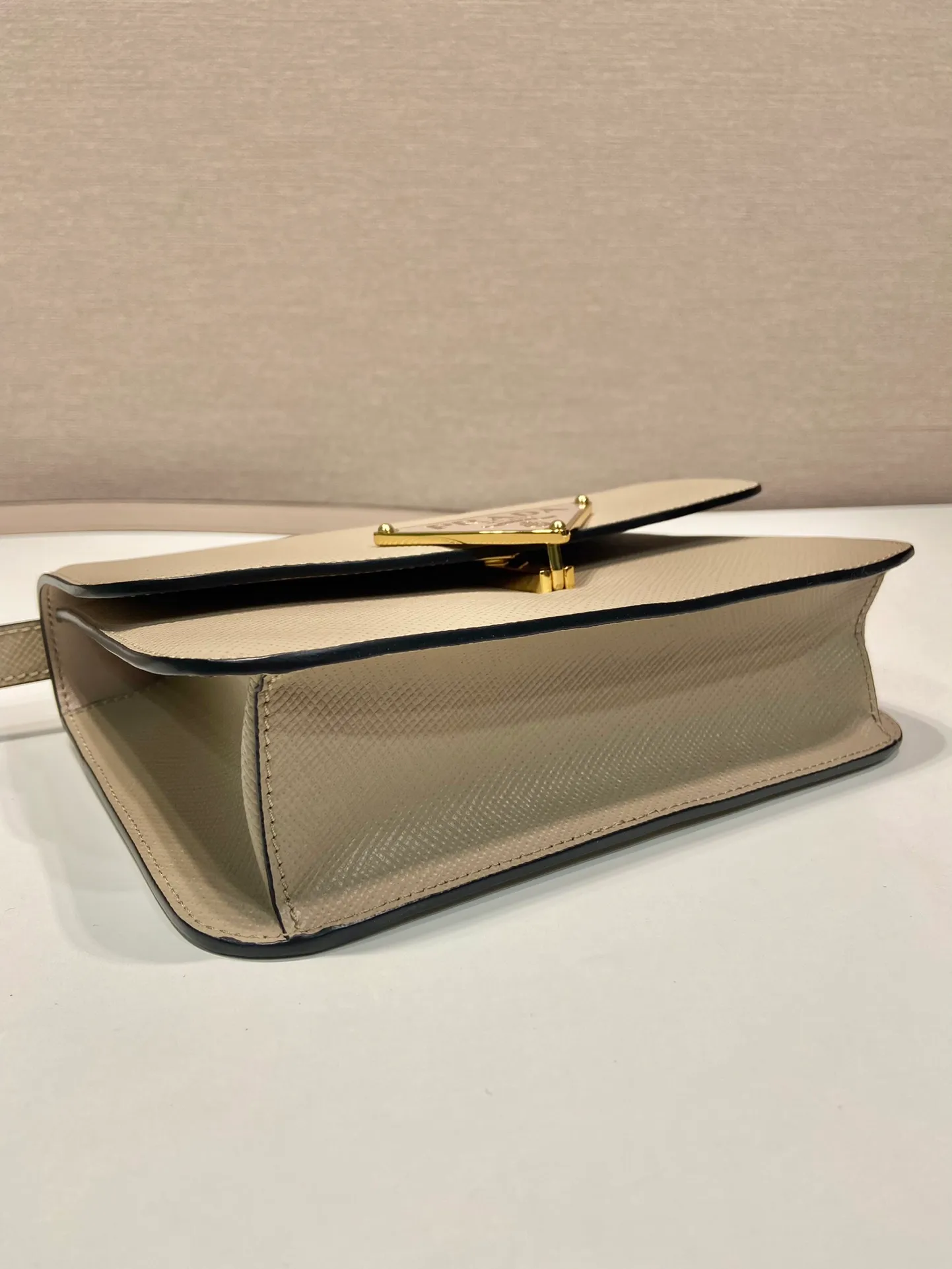 💰1500🎉New triangular rhombus stewardess bag🎉1BD320 upgrade board🎉🎉 This stewardess bag is made of imported calfskin, with a handmade triangular rhombus design. The long shoulder strap is adjustable and can be worn on one shoulder or crossbody. The front triangular metal closure. It has a large capacity, is simple and elegant, and is full of fashion. Babies, hurry up and get started. 🎉🎉 Length 22x Height 16x Bottom 6cm🎉🎉🎉👏👏👏