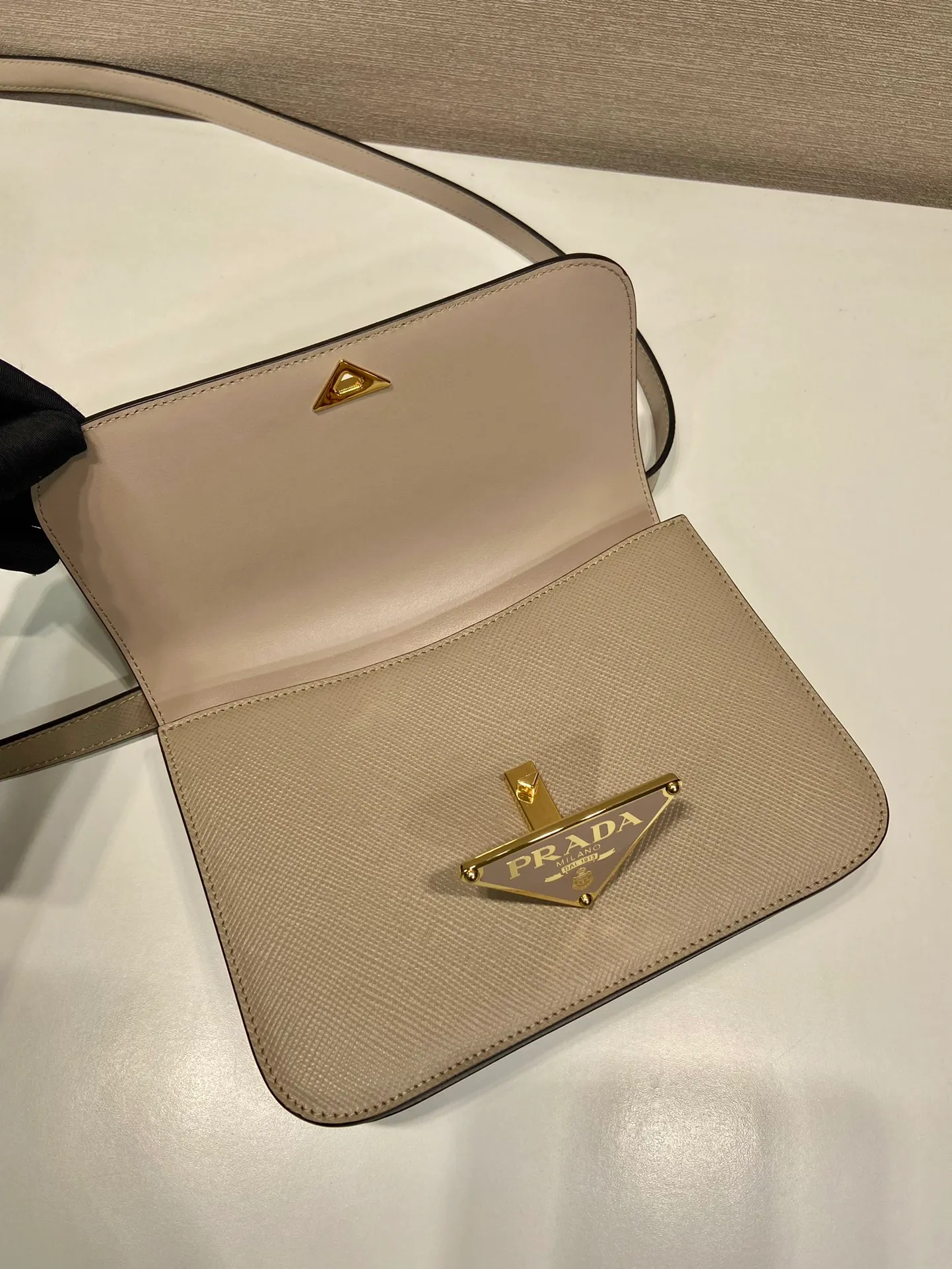 💰1500🎉New triangular rhombus stewardess bag🎉1BD320 upgrade board🎉🎉 This stewardess bag is made of imported calfskin, with a handmade triangular rhombus design. The long shoulder strap is adjustable and can be worn on one shoulder or crossbody. The front triangular metal closure. It has a large capacity, is simple and elegant, and is full of fashion. Babies, hurry up and get started. 🎉🎉 Length 22x Height 16x Bottom 6cm🎉🎉🎉👏👏👏