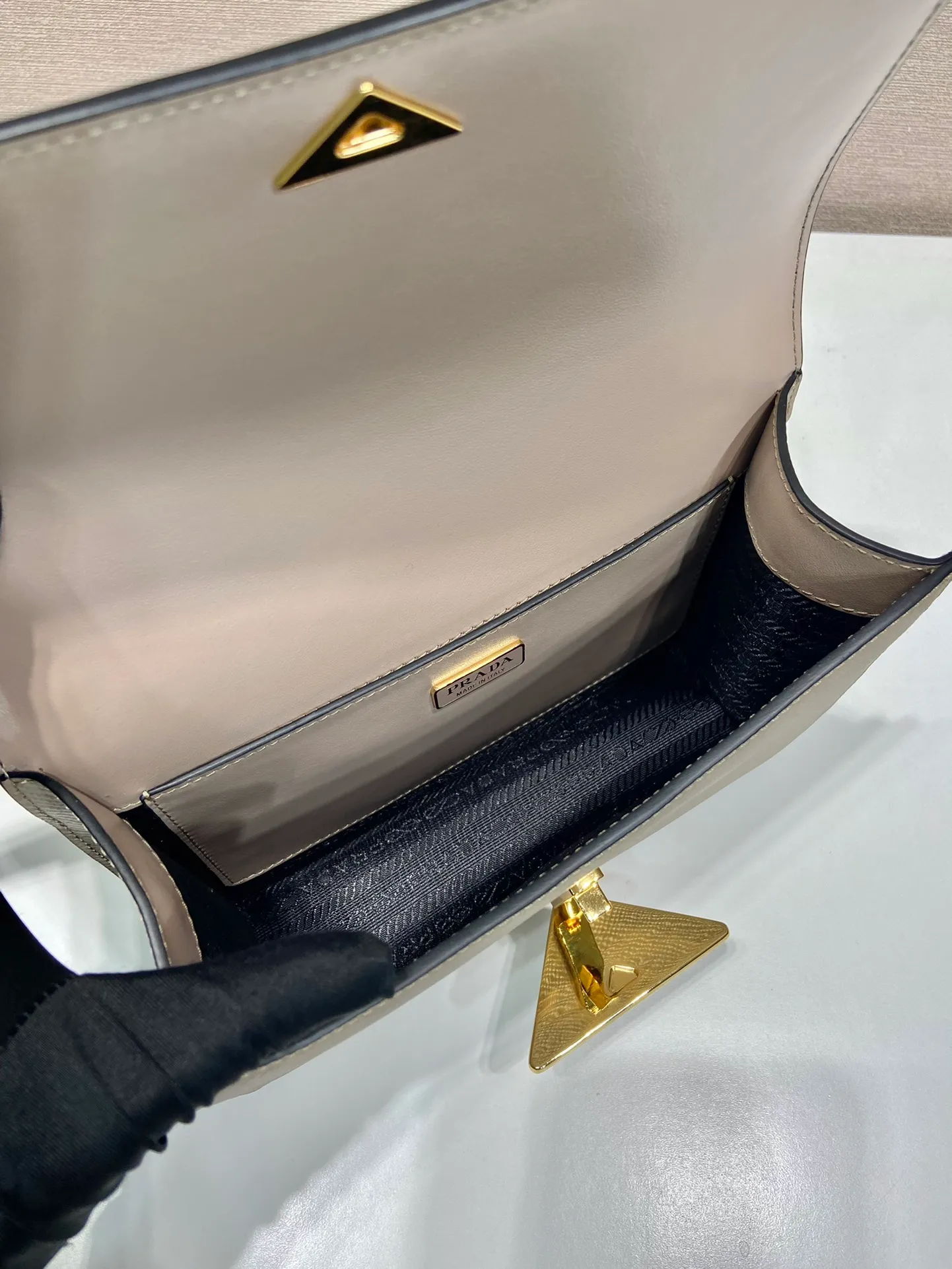 💰1500🎉New triangular rhombus stewardess bag🎉1BD320 upgrade board🎉🎉 This stewardess bag is made of imported calfskin, with a handmade triangular rhombus design. The long shoulder strap is adjustable and can be worn on one shoulder or crossbody. The front triangular metal closure. It has a large capacity, is simple and elegant, and is full of fashion. Babies, hurry up and get started. 🎉🎉 Length 22x Height 16x Bottom 6cm🎉🎉🎉👏👏👏