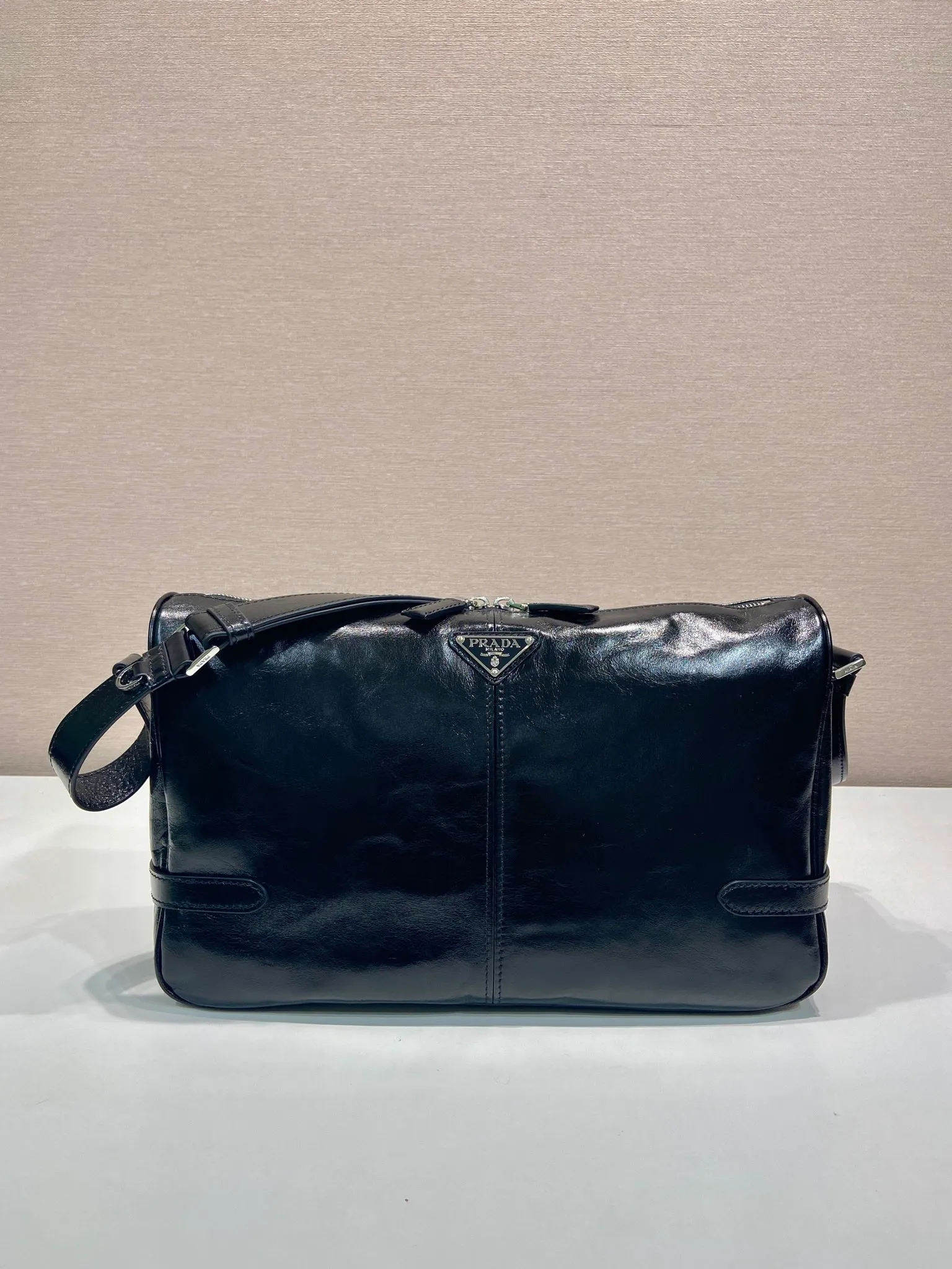 💰1700🎉New oil wax leather🎉2VH187 messenger bag🎉🎉 This shoulder bag is carefully made of soft and shiny oil wax leather. It has a smooth and simple silhouette with exquisite details and is decorated with a unique triangle logo. It is fashionable and versatile. Adjustable leather shoulder strap, another popular style that will never go out of style🎉🎉Handsome guys, hurry up and get it🎉🎉 Length 35x Height 22x Bottom 12cm🎉🎉🎉👏👏👏
