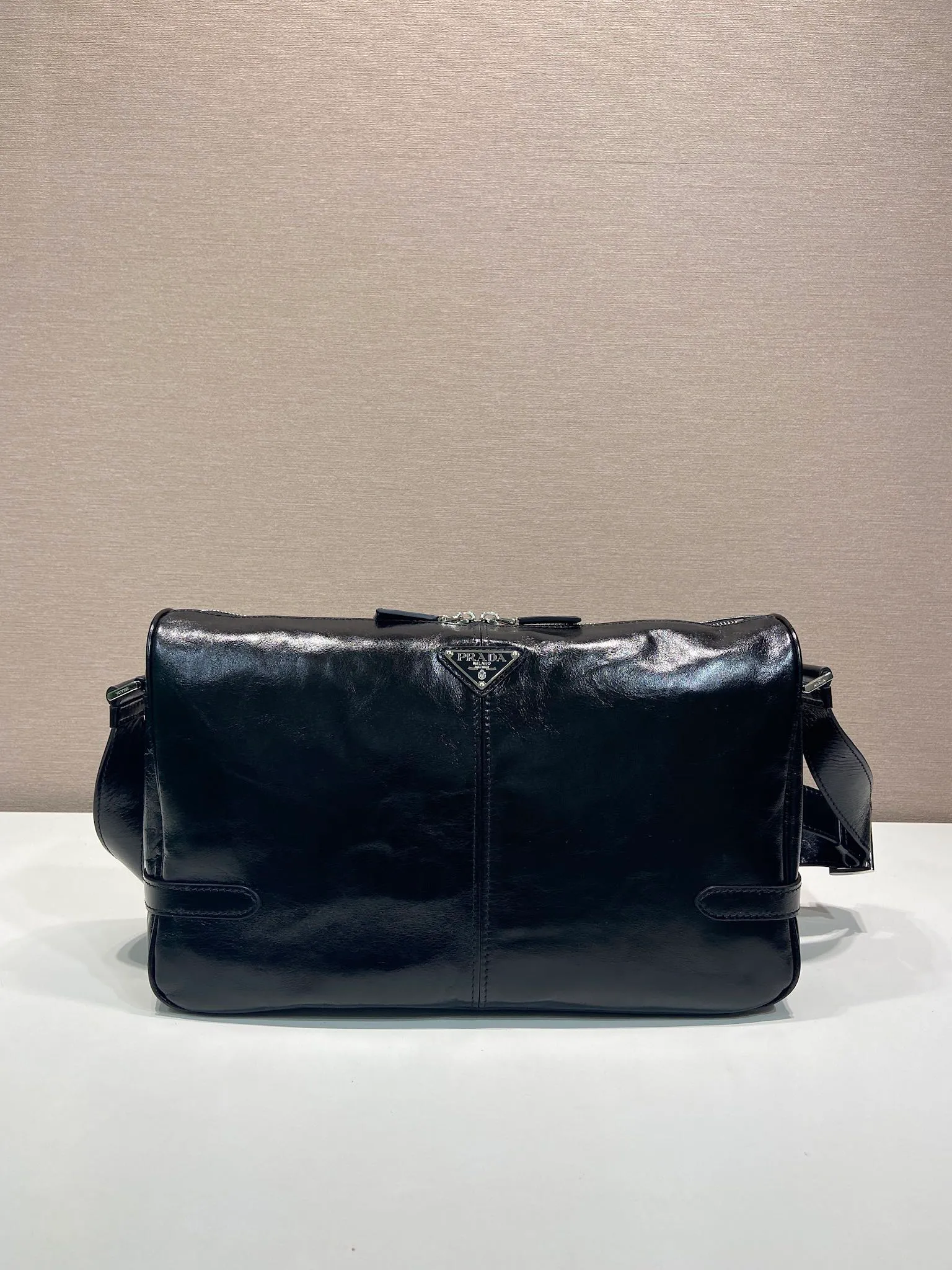 💰1700🎉New oil wax leather🎉2VH187 messenger bag🎉🎉 This shoulder bag is carefully made of soft and shiny oil wax leather. It has a smooth and simple silhouette with exquisite details and is decorated with a unique triangle logo. It is fashionable and versatile. Adjustable leather shoulder strap, another popular style that will never go out of style🎉🎉Handsome guys, hurry up and get it🎉🎉 Length 35x Height 22x Bottom 12cm🎉🎉🎉👏👏👏