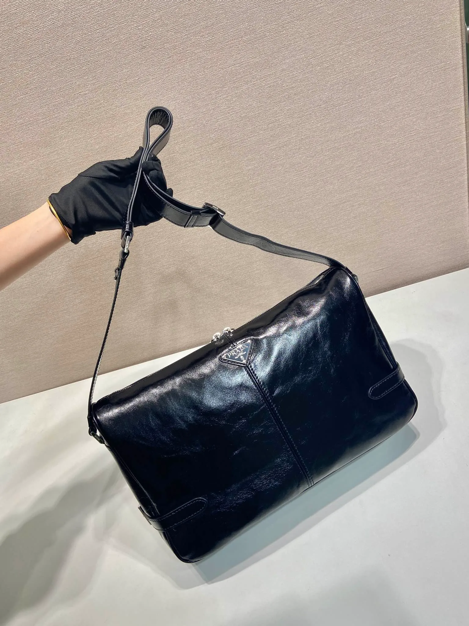 💰1700🎉New oil wax leather🎉2VH187 messenger bag🎉🎉 This shoulder bag is carefully made of soft and shiny oil wax leather. It has a smooth and simple silhouette with exquisite details and is decorated with a unique triangle logo. It is fashionable and versatile. Adjustable leather shoulder strap, another popular style that will never go out of style🎉🎉Handsome guys, hurry up and get it🎉🎉 Length 35x Height 22x Bottom 12cm🎉🎉🎉👏👏👏