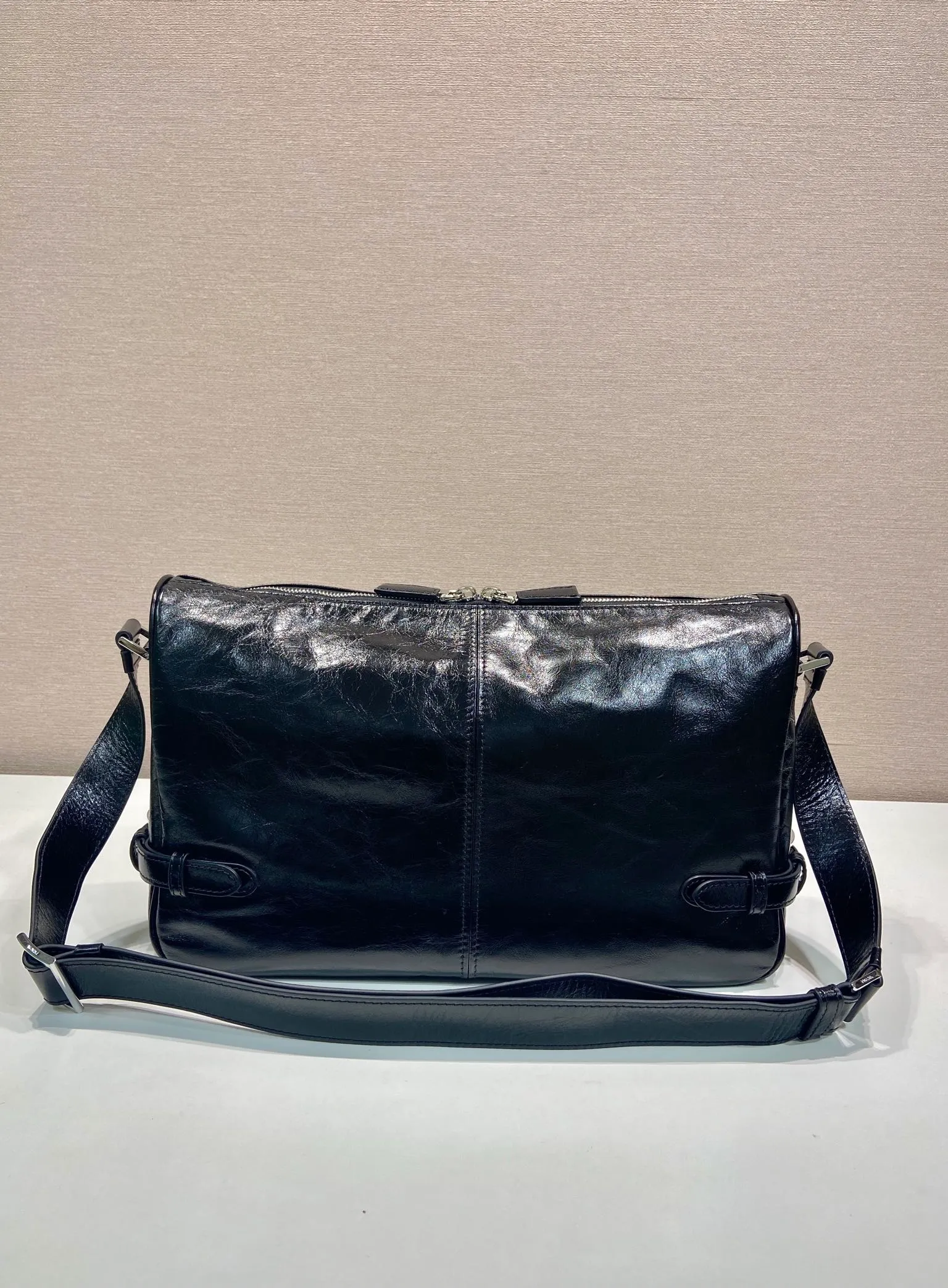 💰1700🎉New oil wax leather🎉2VH187 messenger bag🎉🎉 This shoulder bag is carefully made of soft and shiny oil wax leather. It has a smooth and simple silhouette with exquisite details and is decorated with a unique triangle logo. It is fashionable and versatile. Adjustable leather shoulder strap, another popular style that will never go out of style🎉🎉Handsome guys, hurry up and get it🎉🎉 Length 35x Height 22x Bottom 12cm🎉🎉🎉👏👏👏