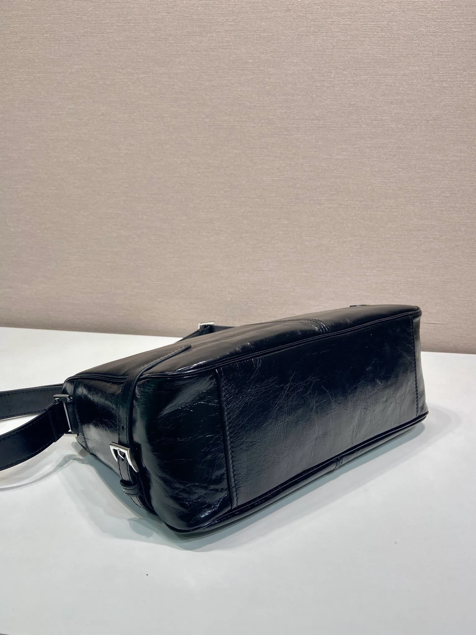 💰1700🎉New oil wax leather🎉2VH187 messenger bag🎉🎉 This shoulder bag is carefully made of soft and shiny oil wax leather. It has a smooth and simple silhouette with exquisite details and is decorated with a unique triangle logo. It is fashionable and versatile. Adjustable leather shoulder strap, another popular style that will never go out of style🎉🎉Handsome guys, hurry up and get it🎉🎉 Length 35x Height 22x Bottom 12cm🎉🎉🎉👏👏👏