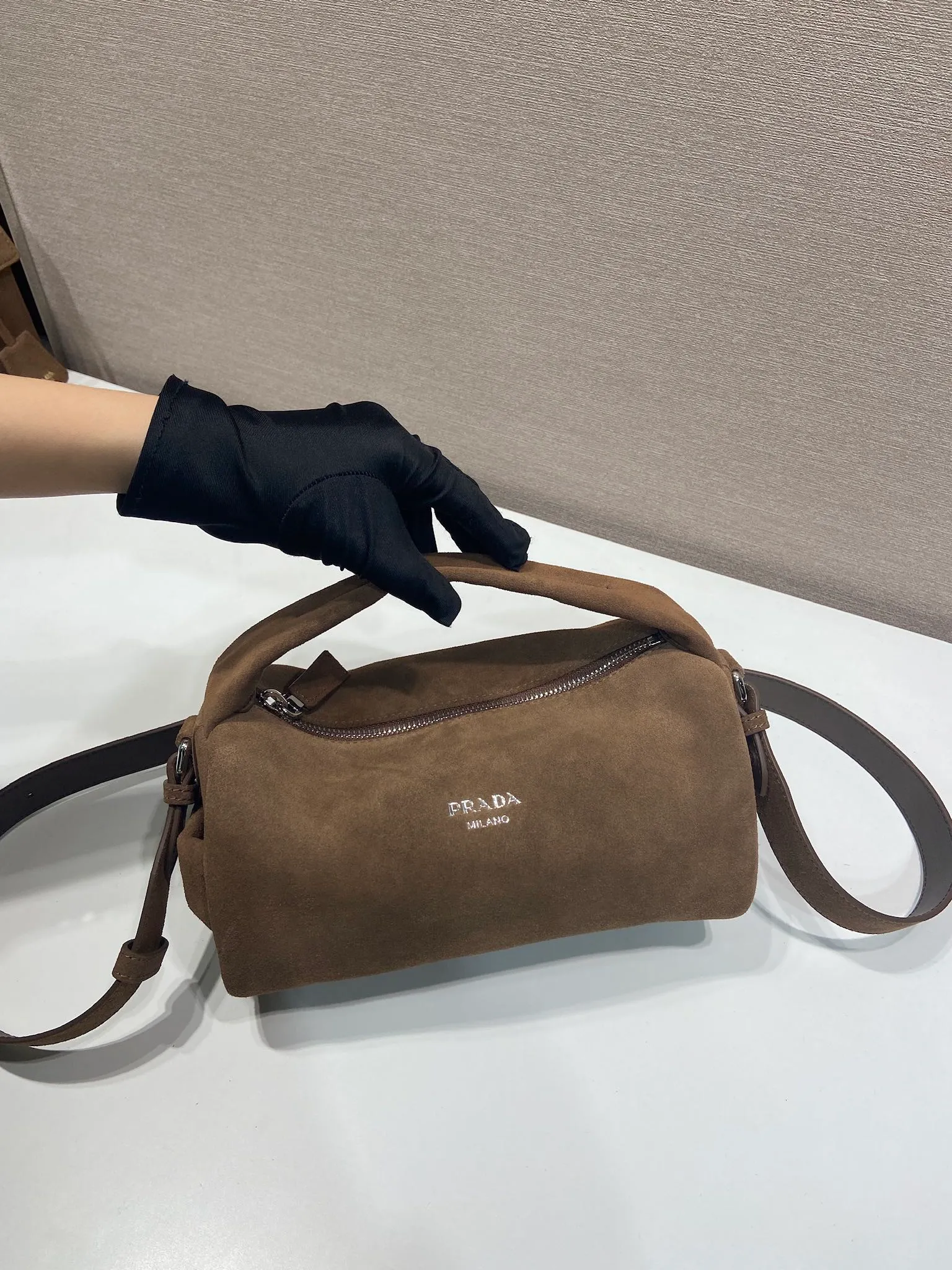 💰1300🎉New Boston🎉2VH188 suede leather🎉🎉 This Boston handbag is fashionable and compact. Its design is inspired by retro designs and details. The suede leather has an distressed effect, giving the accessory a soft and unique appearance. It is also embellished with a metal letter logo. Equipped with a detachable long shoulder strap, it has large capacity and is lightweight and practical. Baby, hurry up and get it🎉🎉 Length 24x Height 11x Bottom 11cm🎉🎉🎉👏👏👏