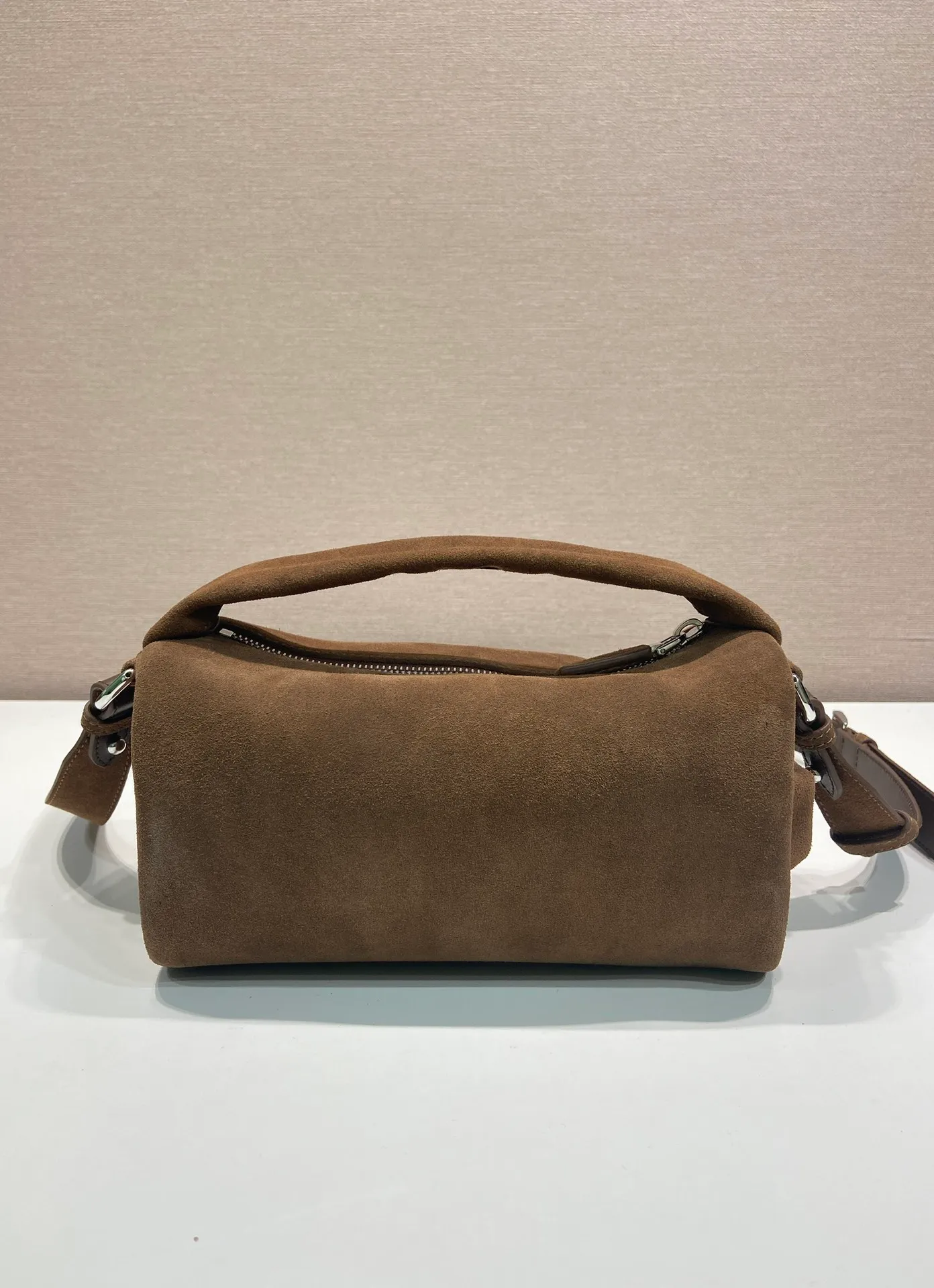 💰1300🎉New Boston🎉2VH188 suede leather🎉🎉 This Boston handbag is fashionable and compact. Its design is inspired by retro designs and details. The suede leather has an distressed effect, giving the accessory a soft and unique appearance. It is also embellished with a metal letter logo. Equipped with a detachable long shoulder strap, it has large capacity and is lightweight and practical. Baby, hurry up and get it🎉🎉 Length 24x Height 11x Bottom 11cm🎉🎉🎉👏👏👏
