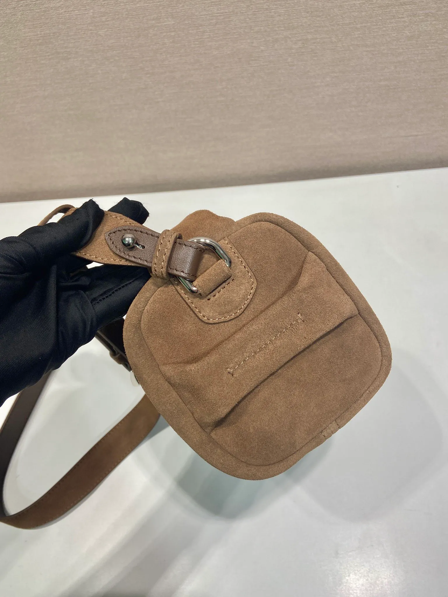 💰1300🎉New Boston🎉2VH188 suede leather🎉🎉 This Boston handbag is fashionable and compact. Its design is inspired by retro designs and details. The suede leather has an distressed effect, giving the accessory a soft and unique appearance. It is also embellished with a metal letter logo. Equipped with a detachable long shoulder strap, it has large capacity and is lightweight and practical. Baby, hurry up and get it🎉🎉 Length 24x Height 11x Bottom 11cm🎉🎉🎉👏👏👏