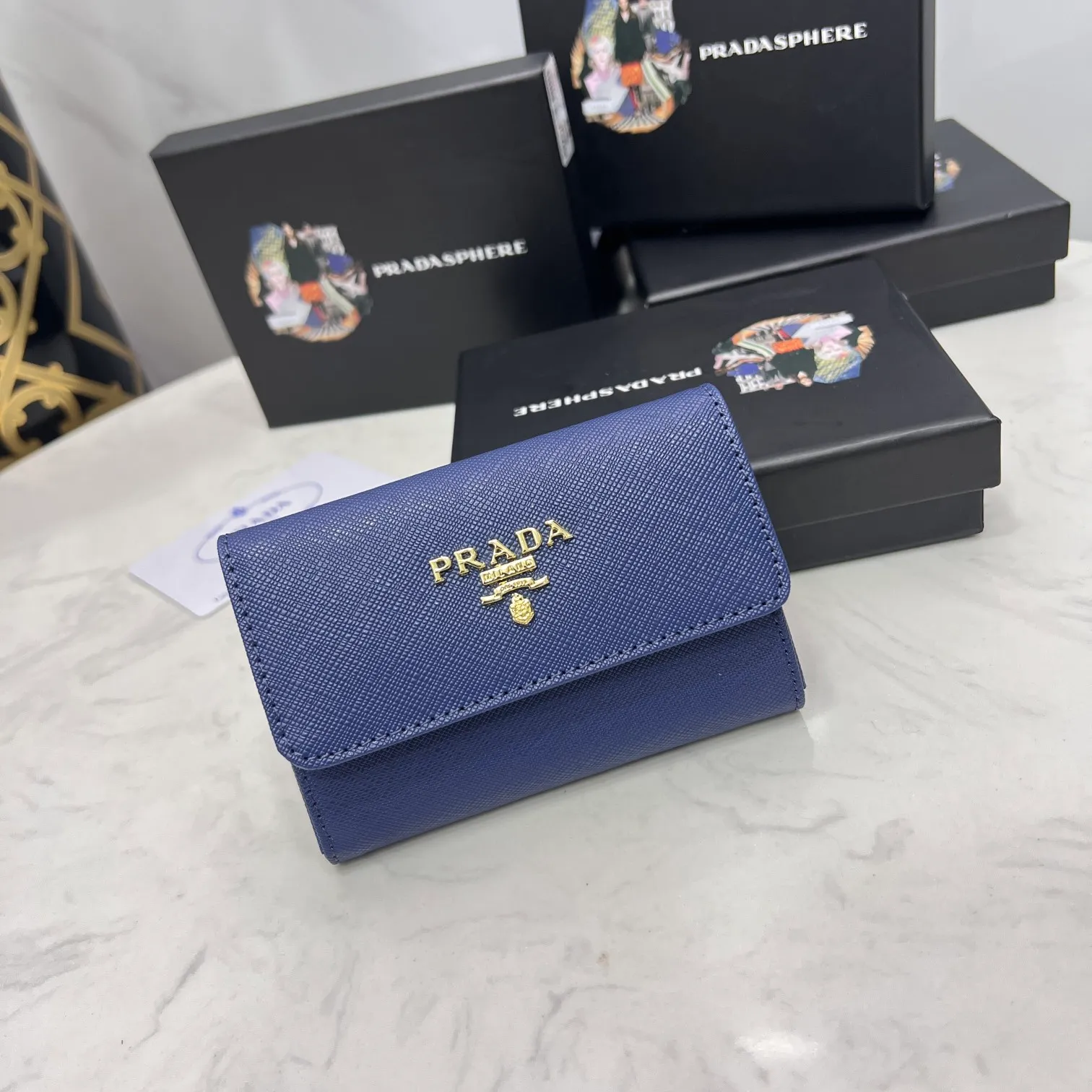 Batch 150 PRADA👏👏Hot-selling coin card holder for men and women💼The latest style at the counter, synchronized with the official website, genuine product development, Italian top-quality original single cross-grain cowhide with excellent texture, threaded lining and imported hardware accessories! Exquisite wiring is even and neat, the oil edges are smooth, No.: ML204, Size: 11cm long and 6.5cm high, Color: red, black, plum red, blue, pink