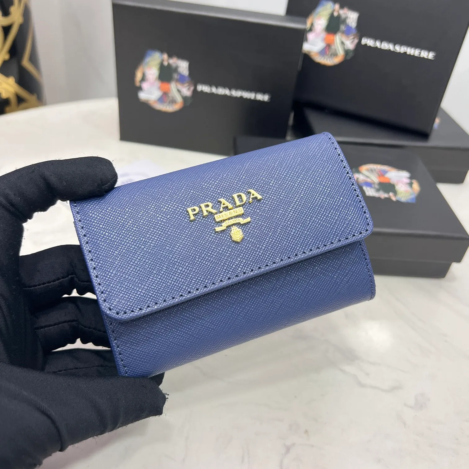 Batch 150 PRADA👏👏Hot-selling coin card holder for men and women💼The latest style at the counter, synchronized with the official website, genuine product development, Italian top-quality original single cross-grain cowhide with excellent texture, threaded lining and imported hardware accessories! Exquisite wiring is even and neat, the oil edges are smooth, No.: ML204, Size: 11cm long and 6.5cm high, Color: red, black, plum red, blue, pink