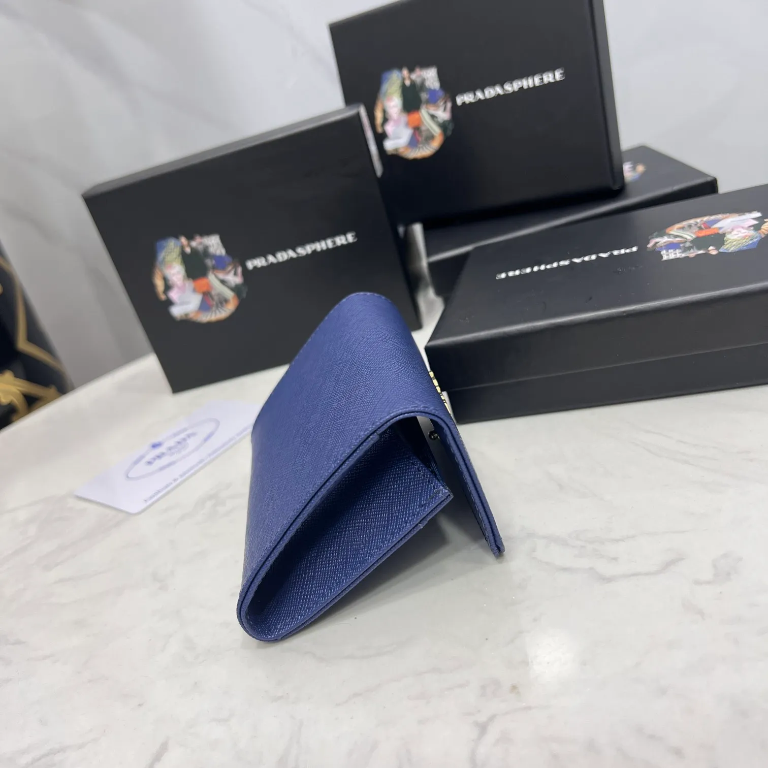 Batch 150 PRADA👏👏Hot-selling coin card holder for men and women💼The latest style at the counter, synchronized with the official website, genuine product development, Italian top-quality original single cross-grain cowhide with excellent texture, threaded lining and imported hardware accessories! Exquisite wiring is even and neat, the oil edges are smooth, No.: ML204, Size: 11cm long and 6.5cm high, Color: red, black, plum red, blue, pink