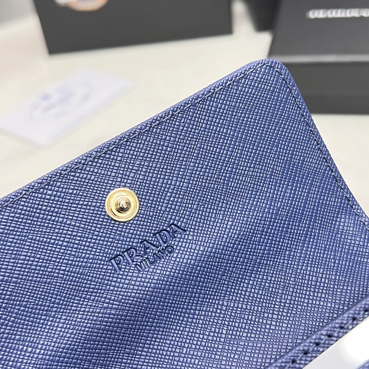 Batch 150 PRADA👏👏Hot-selling coin card holder for men and women💼The latest style at the counter, synchronized with the official website, genuine product development, Italian top-quality original single cross-grain cowhide with excellent texture, threaded lining and imported hardware accessories! Exquisite wiring is even and neat, the oil edges are smooth, No.: ML204, Size: 11cm long and 6.5cm high, Color: red, black, plum red, blue, pink