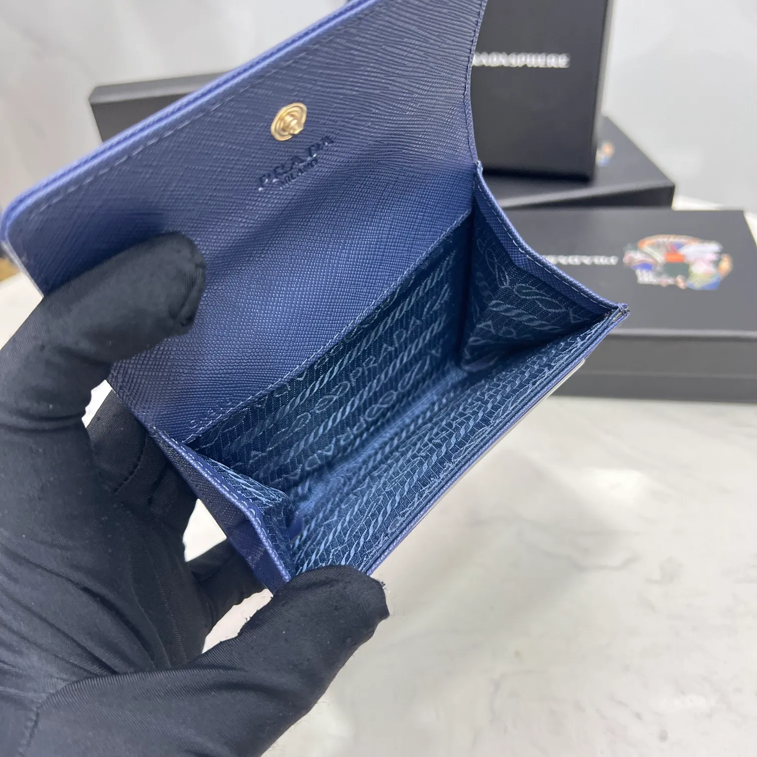 Batch 150 PRADA👏👏Hot-selling coin card holder for men and women💼The latest style at the counter, synchronized with the official website, genuine product development, Italian top-quality original single cross-grain cowhide with excellent texture, threaded lining and imported hardware accessories! Exquisite wiring is even and neat, the oil edges are smooth, No.: ML204, Size: 11cm long and 6.5cm high, Color: red, black, plum red, blue, pink
