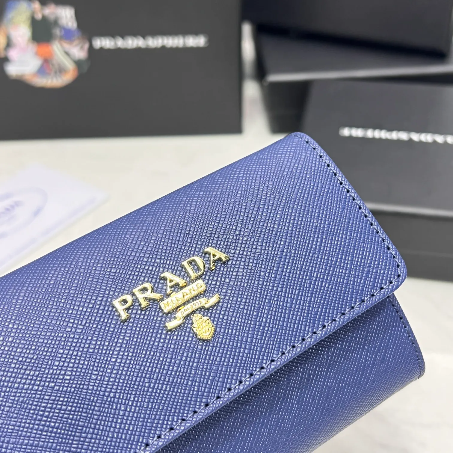 Batch 150 PRADA👏👏Hot-selling coin card holder for men and women💼The latest style at the counter, synchronized with the official website, genuine product development, Italian top-quality original single cross-grain cowhide with excellent texture, threaded lining and imported hardware accessories! Exquisite wiring is even and neat, the oil edges are smooth, No.: ML204, Size: 11cm long and 6.5cm high, Color: red, black, plum red, blue, pink