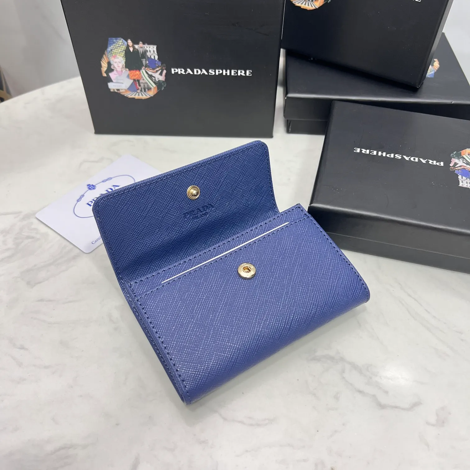 Batch 150 PRADA👏👏Hot-selling coin card holder for men and women💼The latest style at the counter, synchronized with the official website, genuine product development, Italian top-quality original single cross-grain cowhide with excellent texture, threaded lining and imported hardware accessories! Exquisite wiring is even and neat, the oil edges are smooth, No.: ML204, Size: 11cm long and 6.5cm high, Color: red, black, plum red, blue, pink