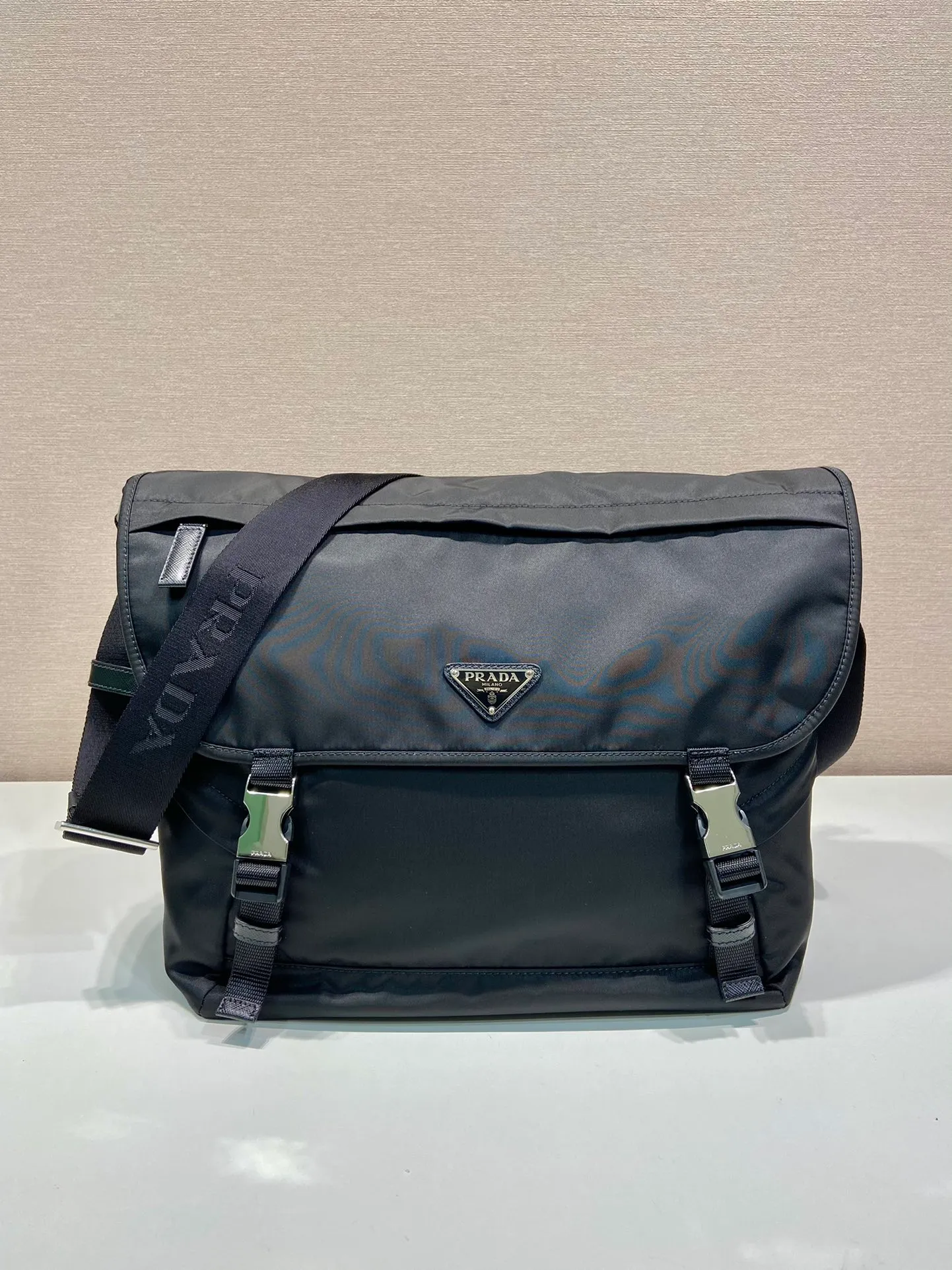 💰1320🎉New messenger bag🎉🎉2VD052🎉🎉 This messenger bag is designed with Re-Nylon recycled nylon fabric, with flap and snap closure, three external zipper pockets, internal zipper pocket and patch pocket. It has a large capacity and is a hit that will never go out of style. Handsome guys, hurry up and get in🎉🎉 Length 30x Height 27.5x Bottom 14.5cm🎉🎉🎉🍊🍊🍊