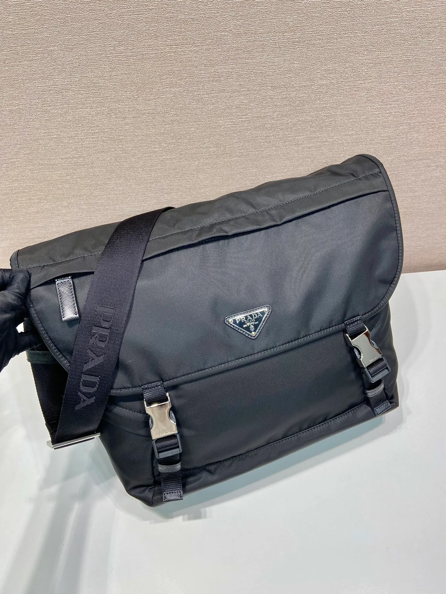 💰1320🎉New messenger bag🎉🎉2VD052🎉🎉 This messenger bag is designed with Re-Nylon recycled nylon fabric, with flap and snap closure, three external zipper pockets, internal zipper pocket and patch pocket. It has a large capacity and is a hit that will never go out of style. Handsome guys, hurry up and get in🎉🎉 Length 30x Height 27.5x Bottom 14.5cm🎉🎉🎉🍊🍊🍊