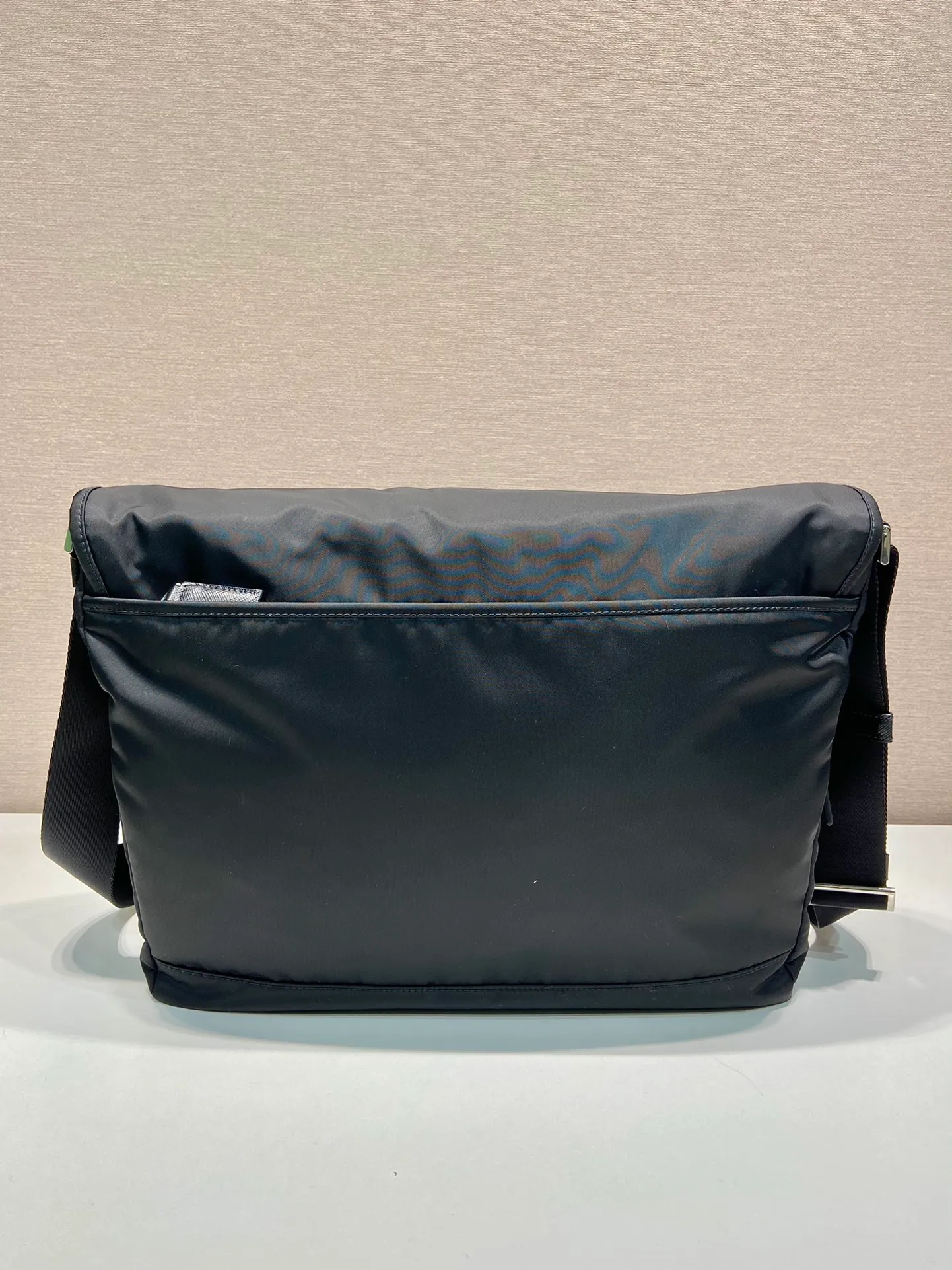 💰1320🎉New messenger bag🎉🎉2VD052🎉🎉 This messenger bag is designed with Re-Nylon recycled nylon fabric, with flap and snap closure, three external zipper pockets, internal zipper pocket and patch pocket. It has a large capacity and is a hit that will never go out of style. Handsome guys, hurry up and get in🎉🎉 Length 30x Height 27.5x Bottom 14.5cm🎉🎉🎉🍊🍊🍊