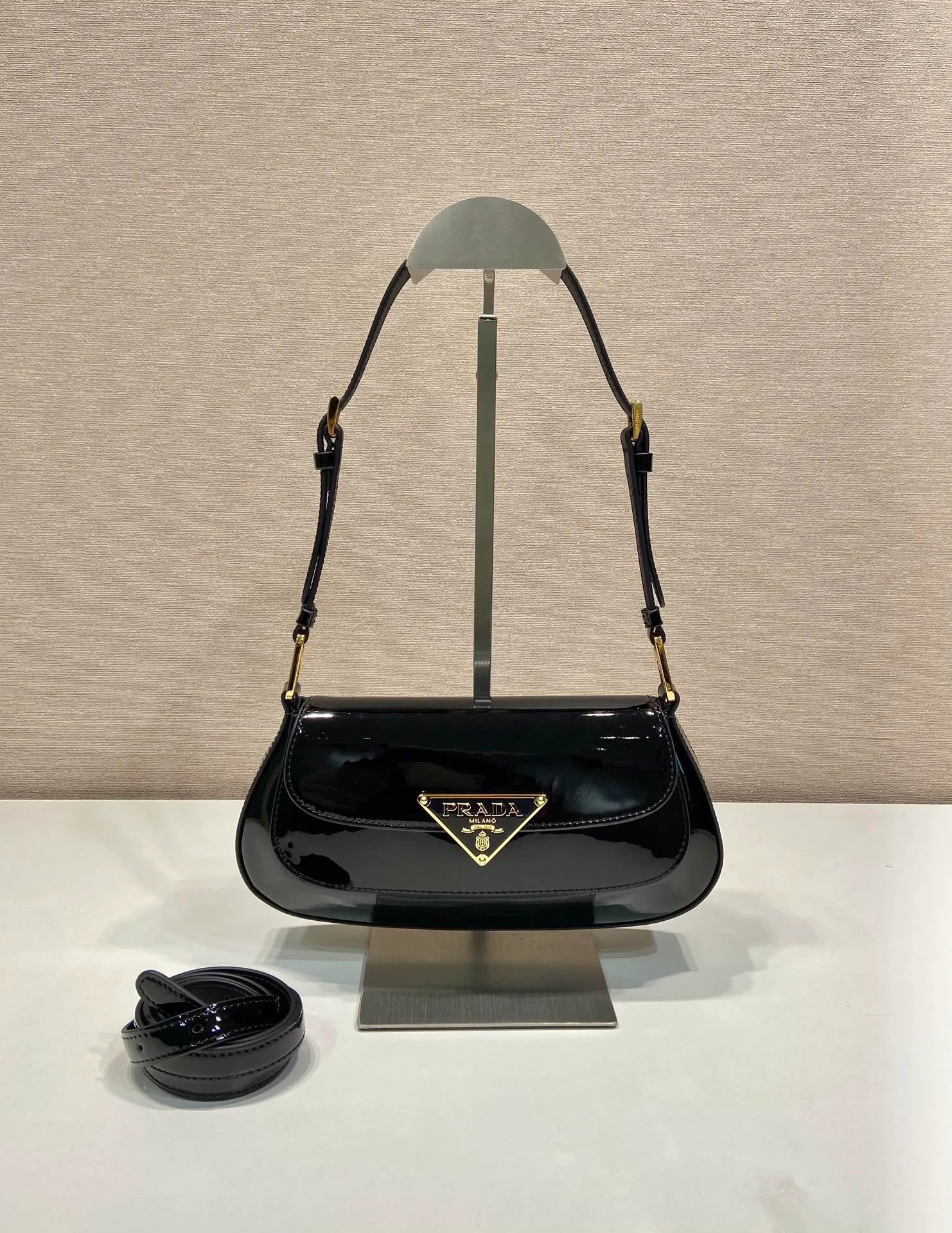 💰1500🎉Patent leather armpit bag🎉1BD345 patent leather🎉🎉 The smooth arc design gives this shoulder bag a sophisticated and modern charm. Versatile style, equipped with 2 long and short shoulder straps/adjustable, suitable for use as a handbag or shoulder bag/crossbody. Modern patent cowhide leather is the icing on the cake. Presented in a clamshell silhouette, it combines sophistication with functionality. Another hit that will never go out of style, babies. Hurry up and get it🎉🎉 Length 24x height 11x bottom 4cm